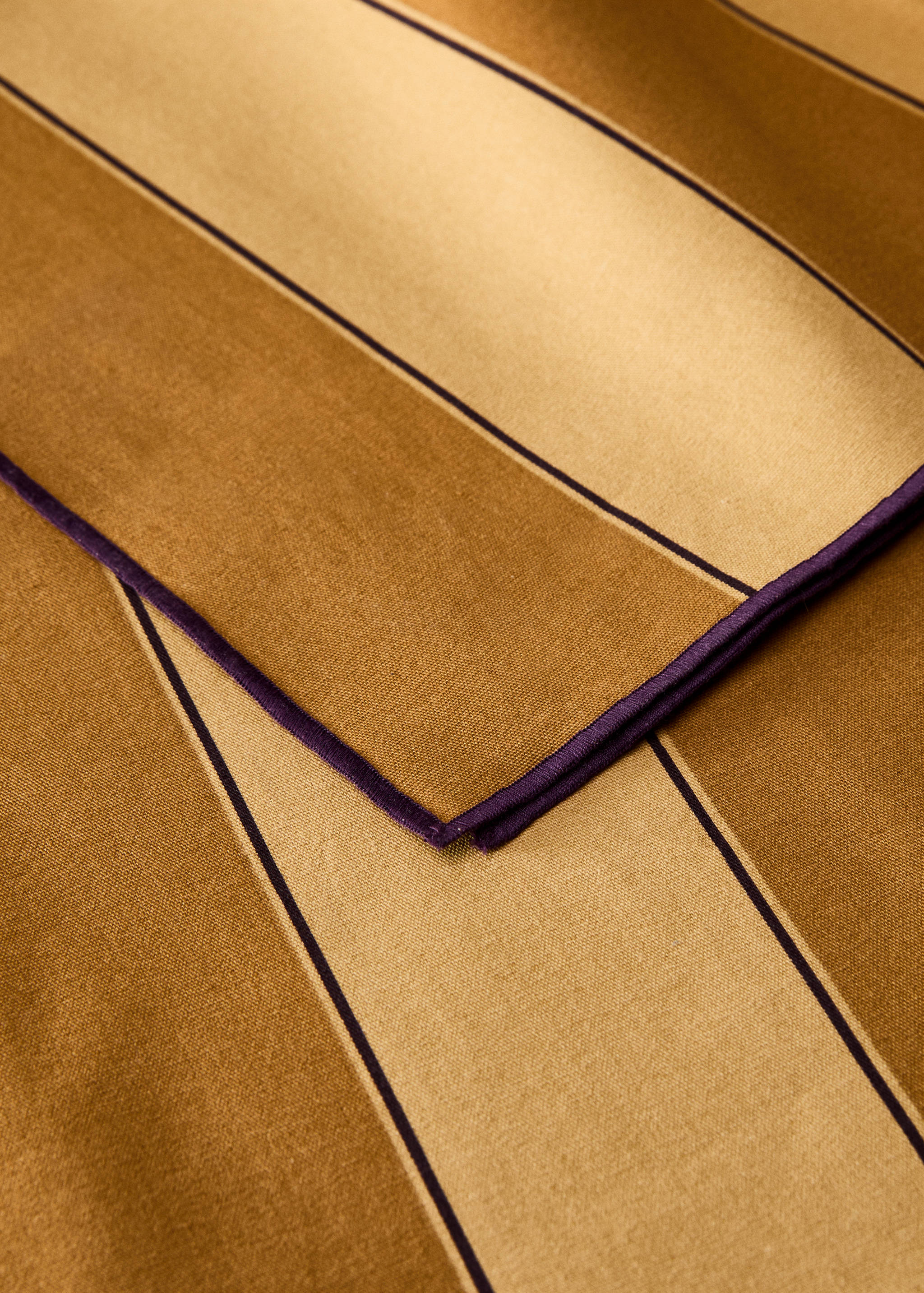 Cotton tablecloth with resin stripe for 6 to 8 diners - Details of the article 2