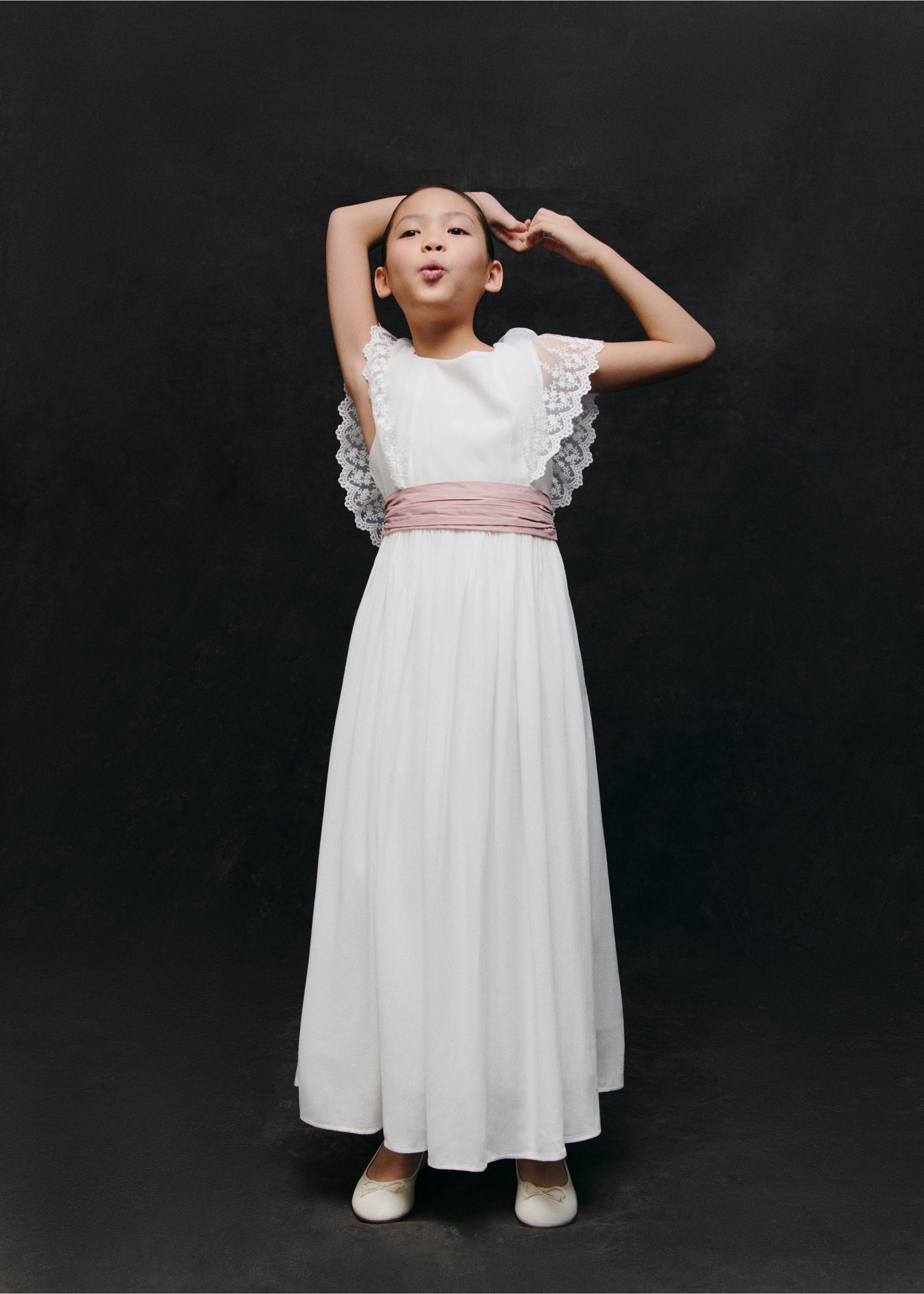 Long white dress with lace-trimmed shoulders and a pink sash., White. Ref: 87053635-01.