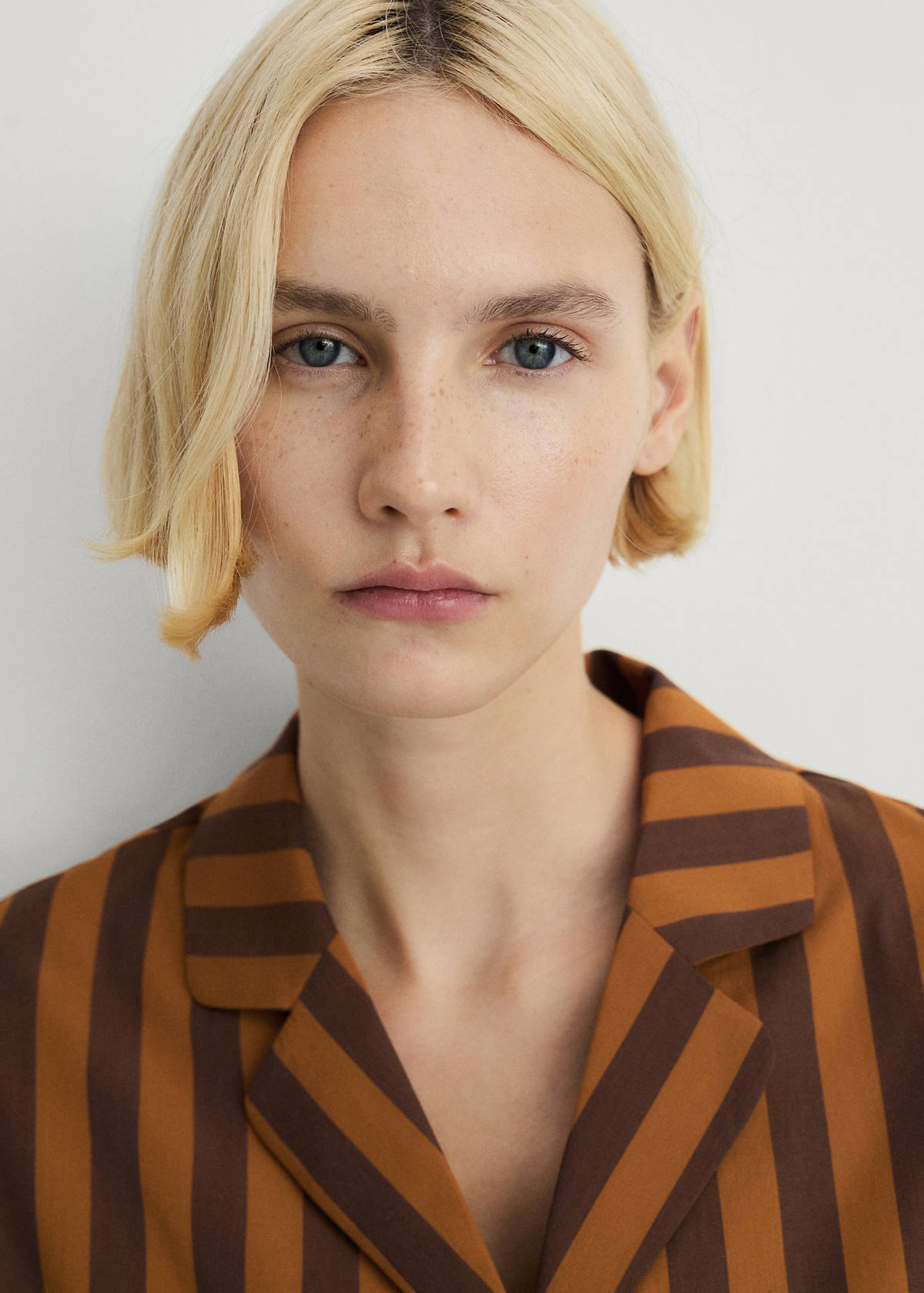 Two-tone woven striped short shirt — Brown