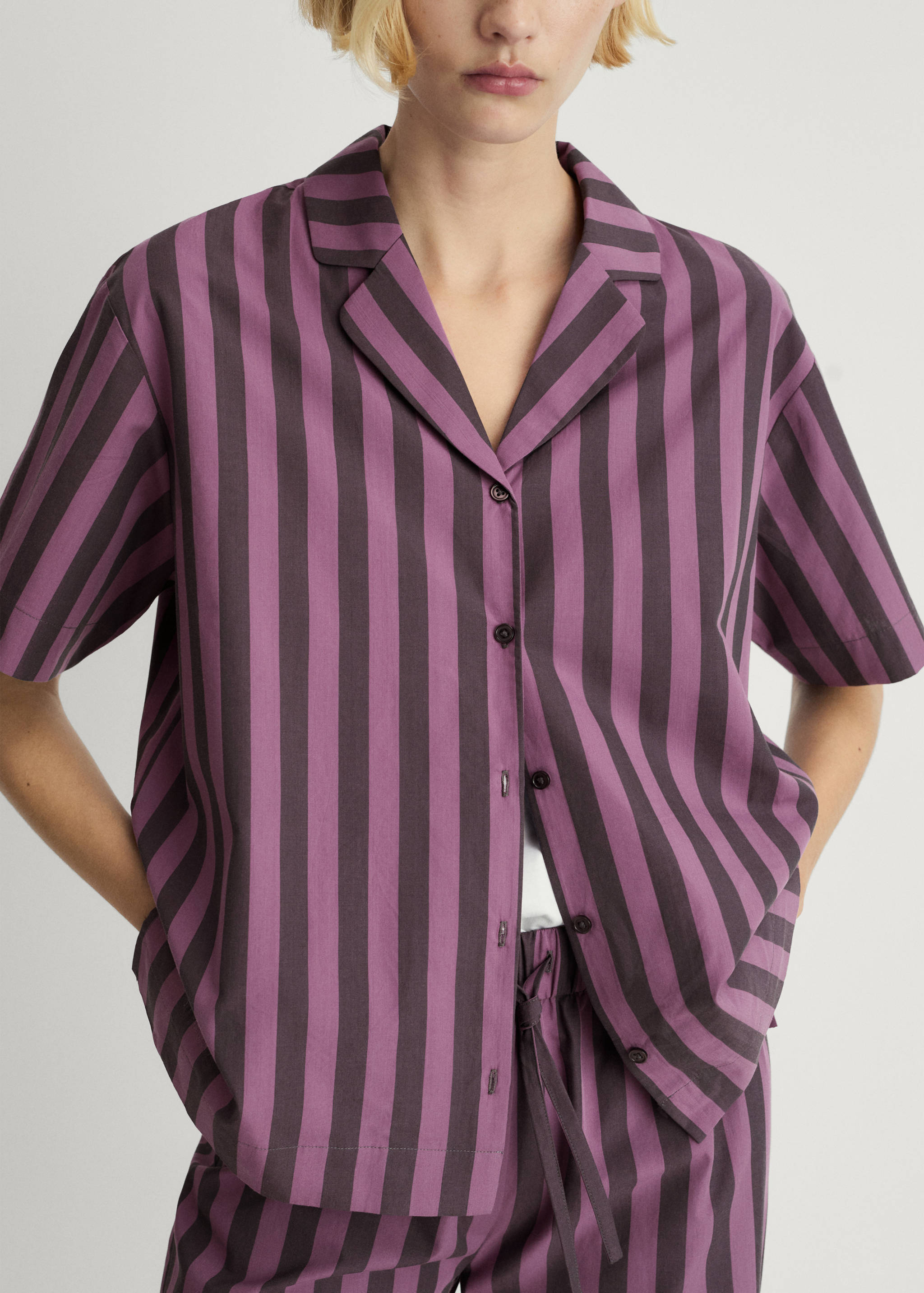 Chemise courte rayures tissu bicolore - Plan moyen
