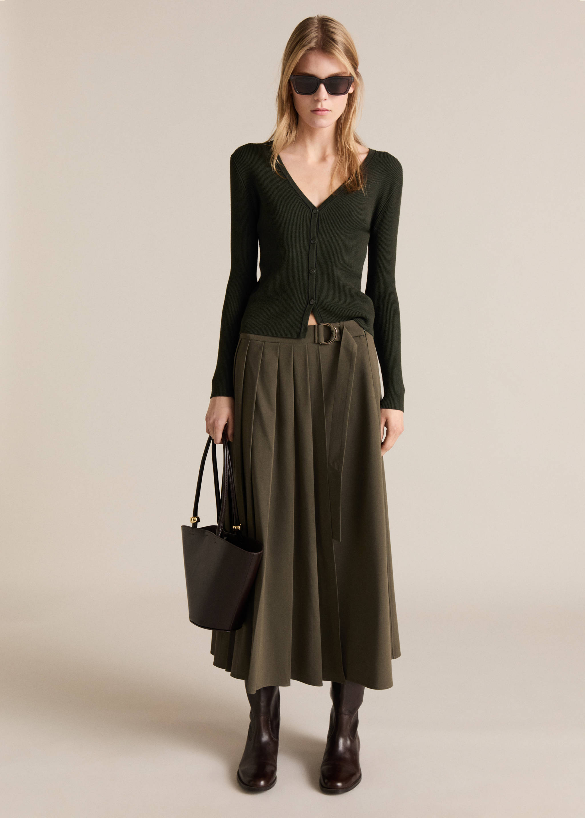 V-neck knitted cardigan - General plane