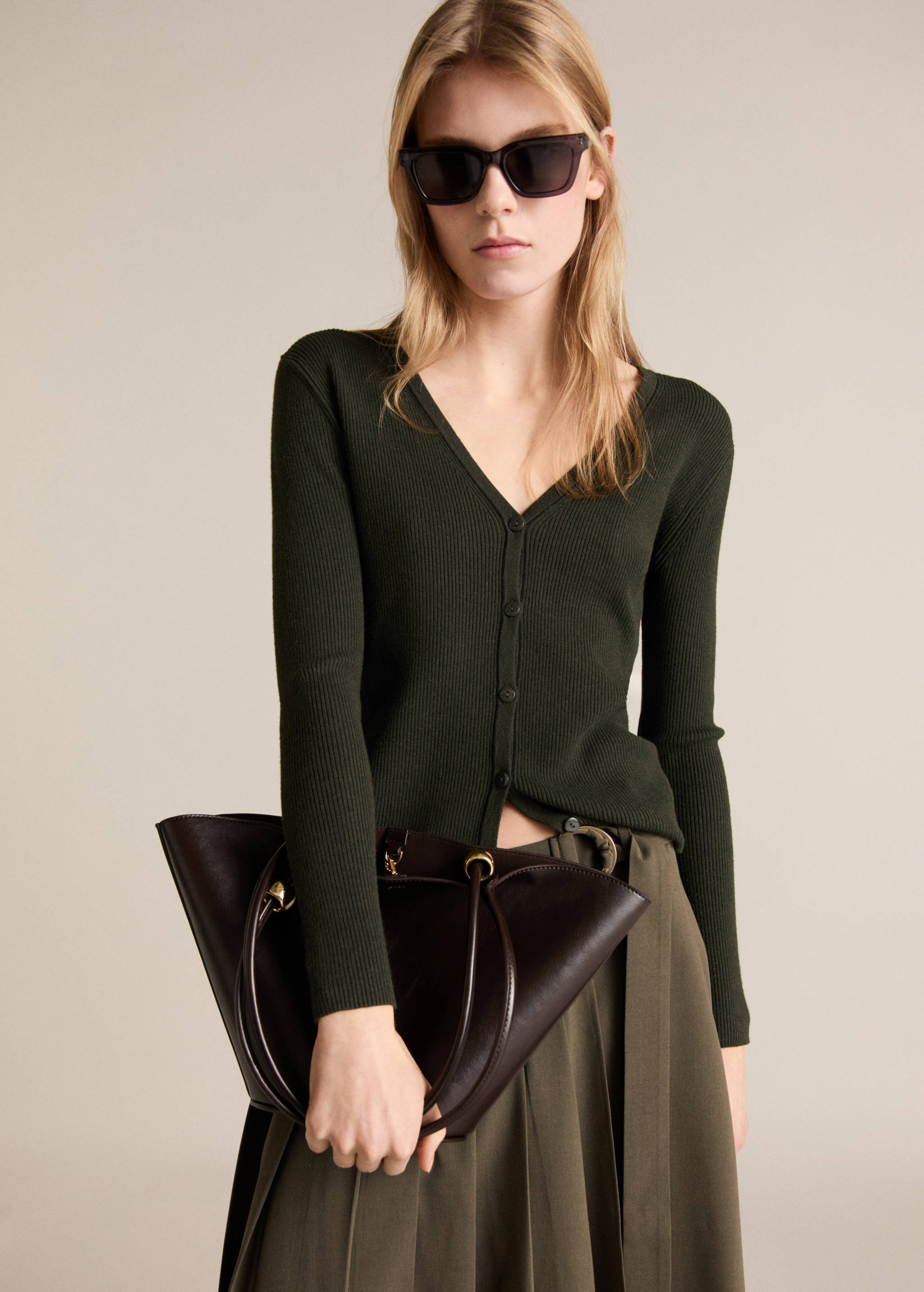 V-neck knitted cardigan - Medium plane