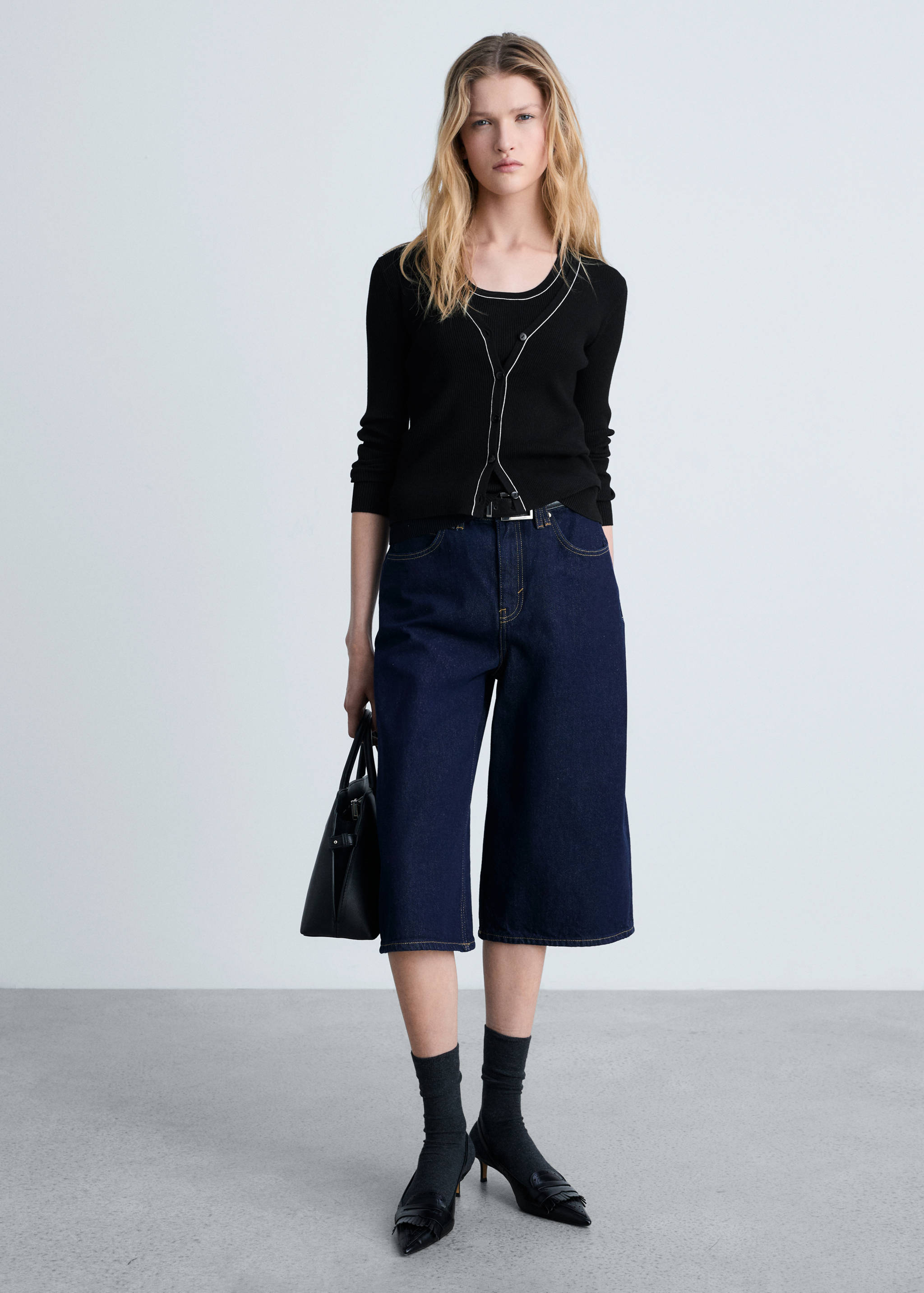 V-neck knitted cardigan - General plane