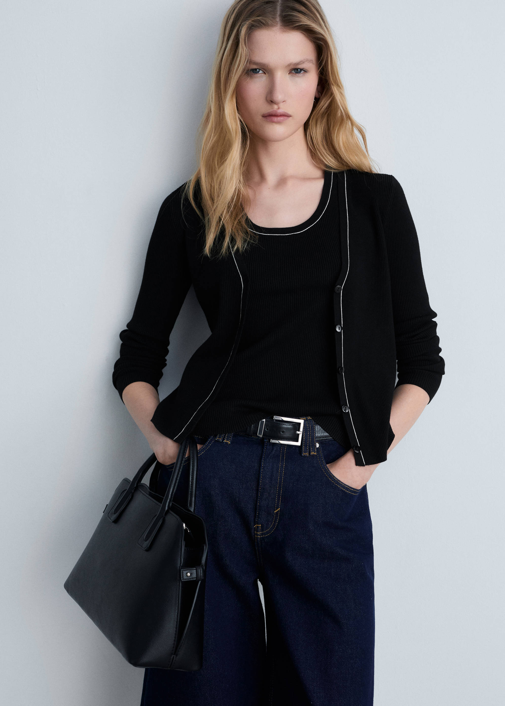 V-neck knitted cardigan - Medium plane