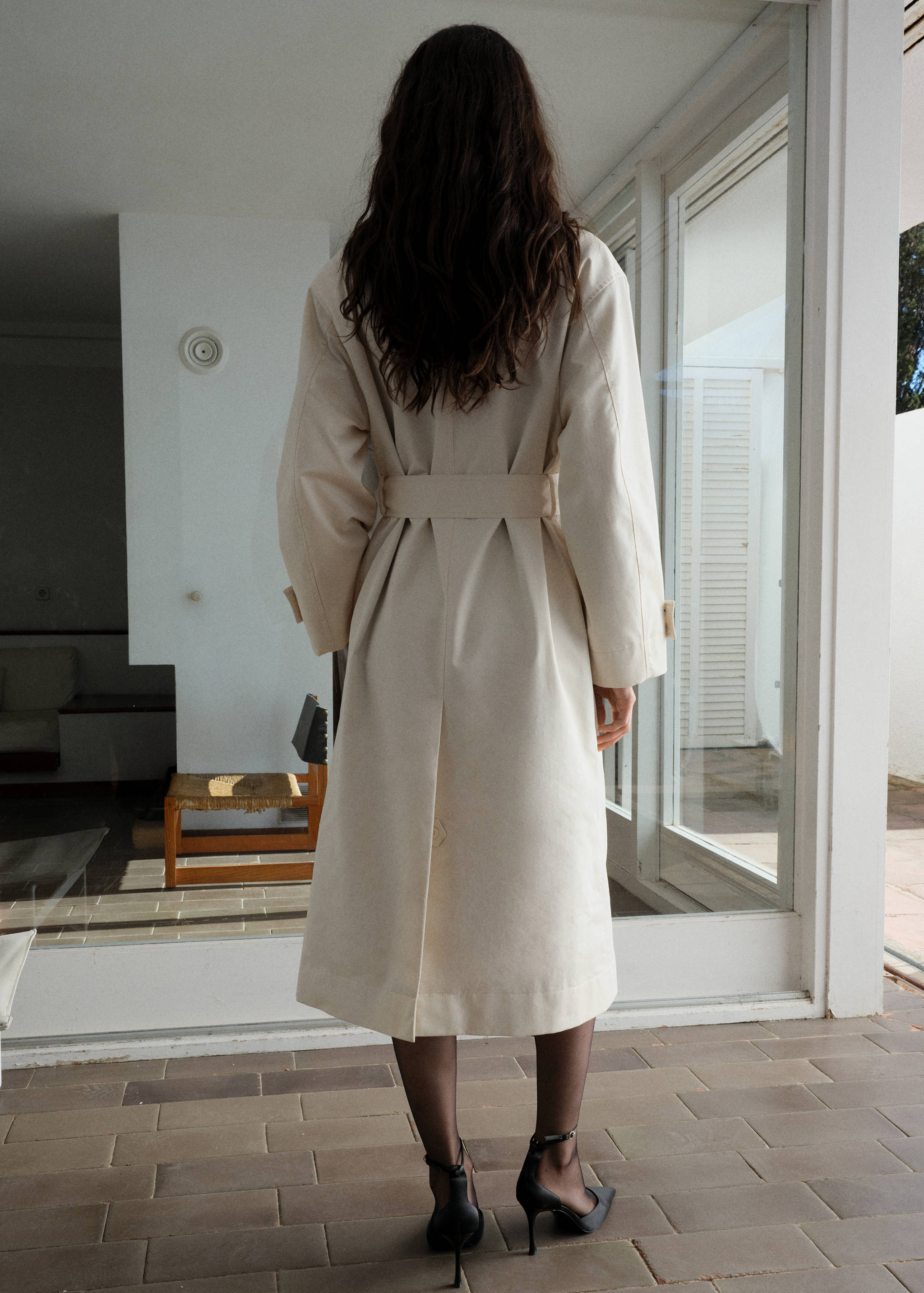 Long oversized double-breasted trench coat - Reverse of the article