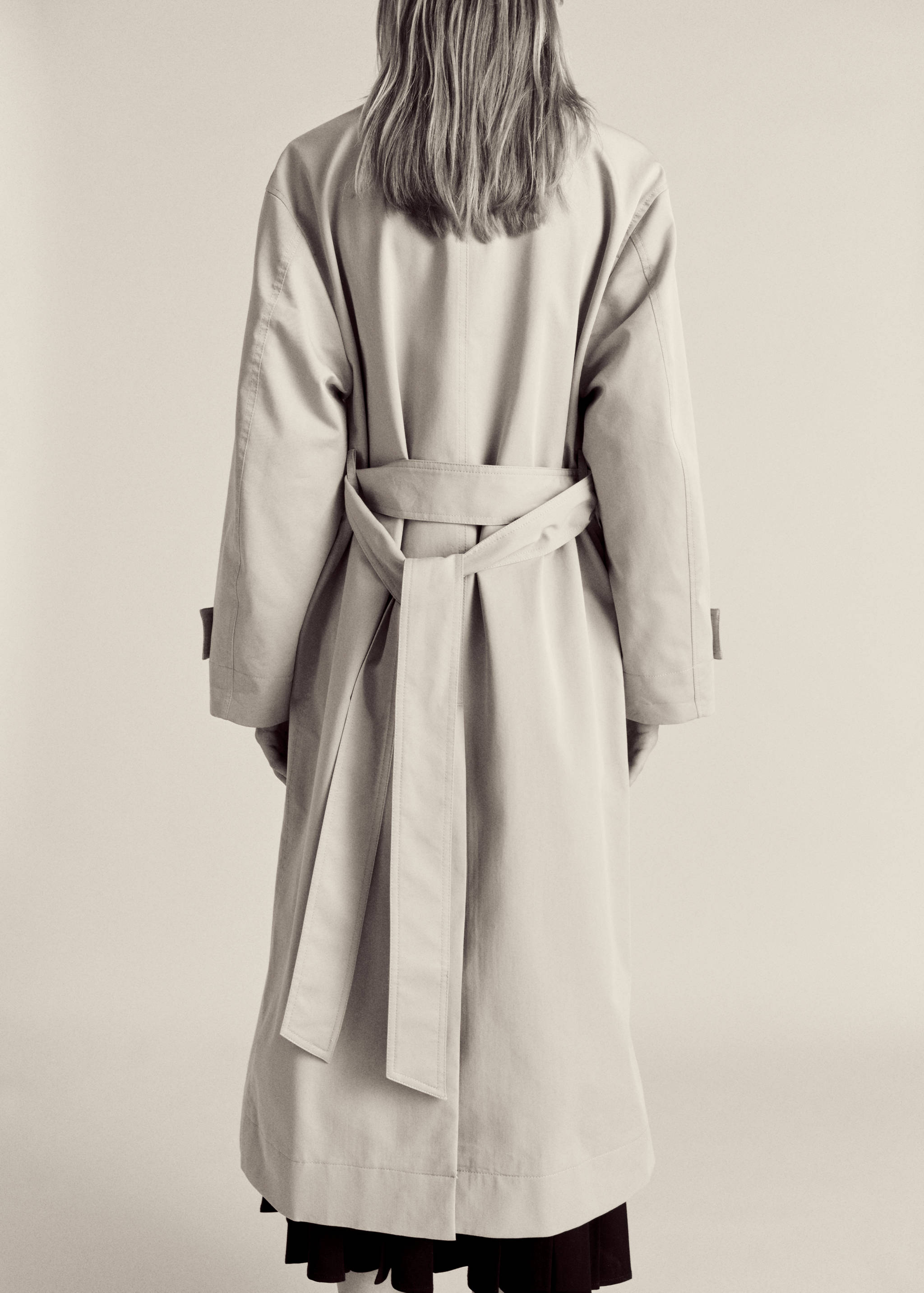 Long oversized double-breasted trench coat - Reverse of the article