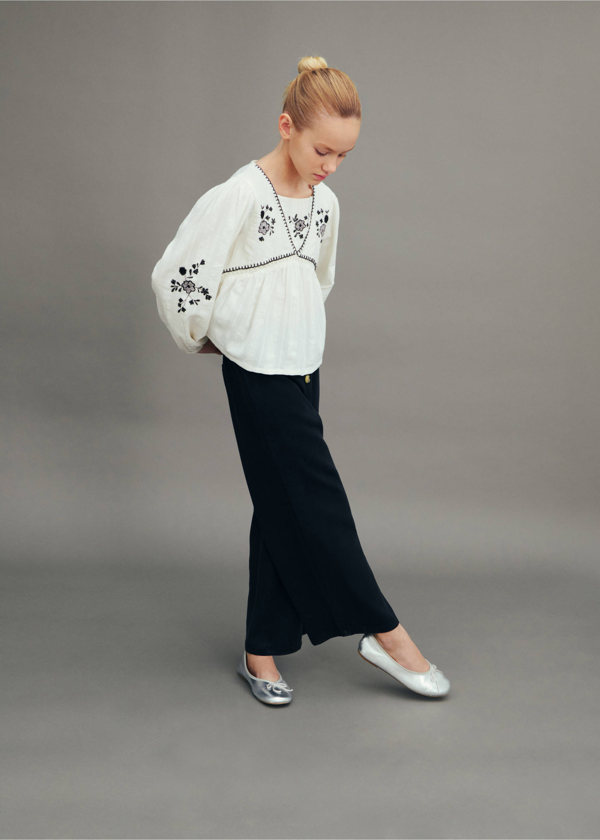 Metallic ballet flats with bow - Details of the article 6, Silver. Ref: 87054080-00.