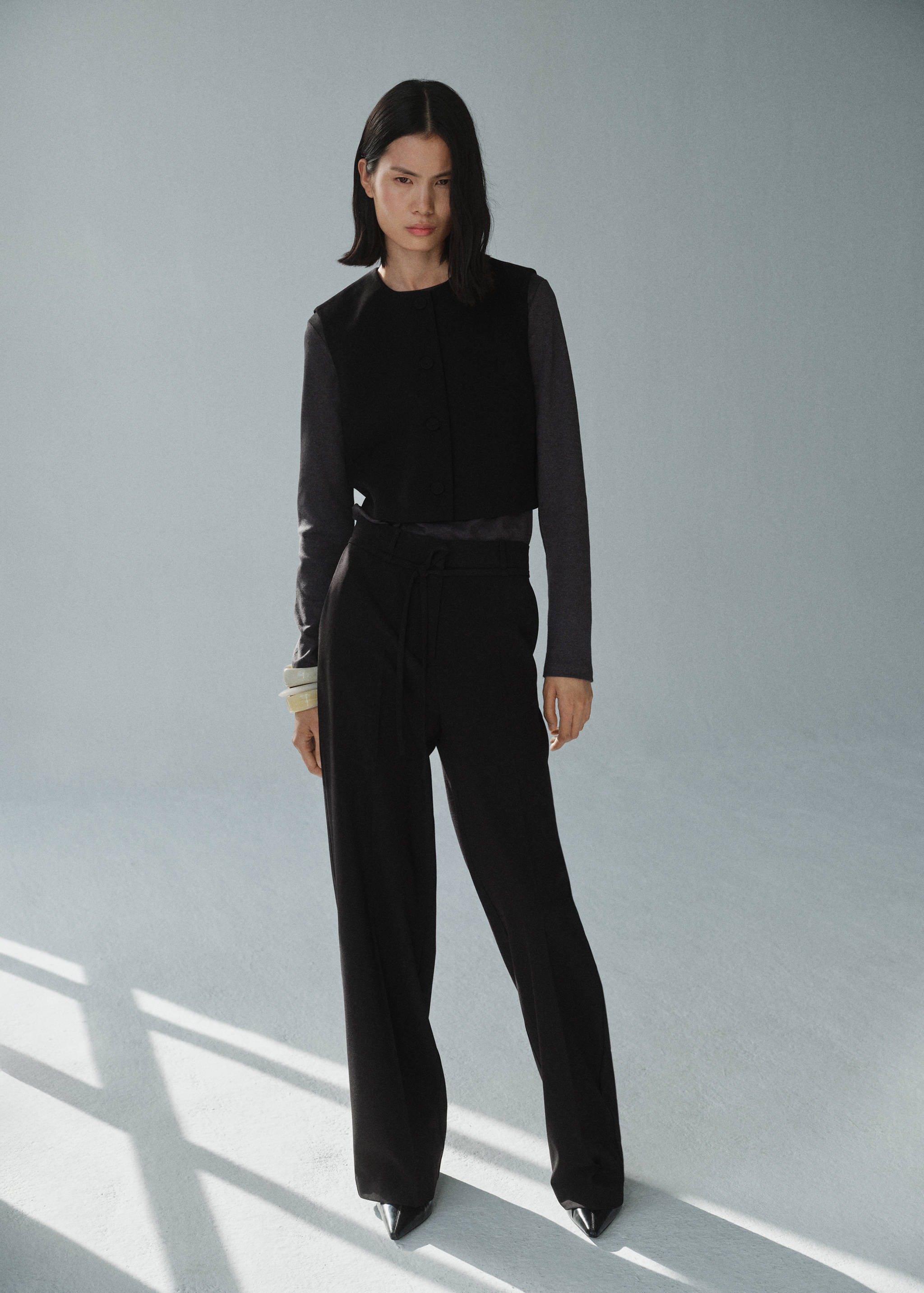 Colete de fato com botões - Plano geral