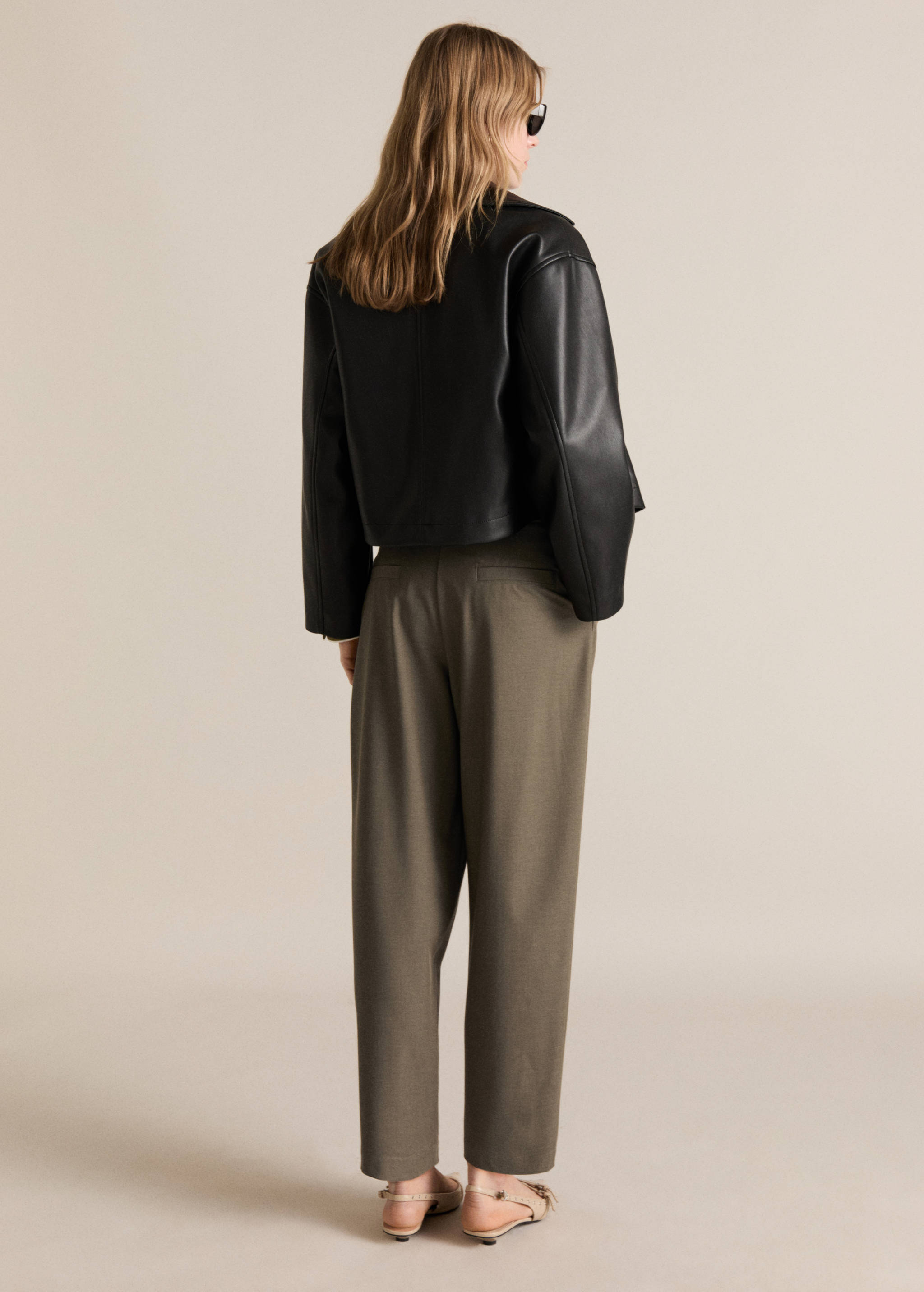 Straight mid-rise pants - Reverse of the article