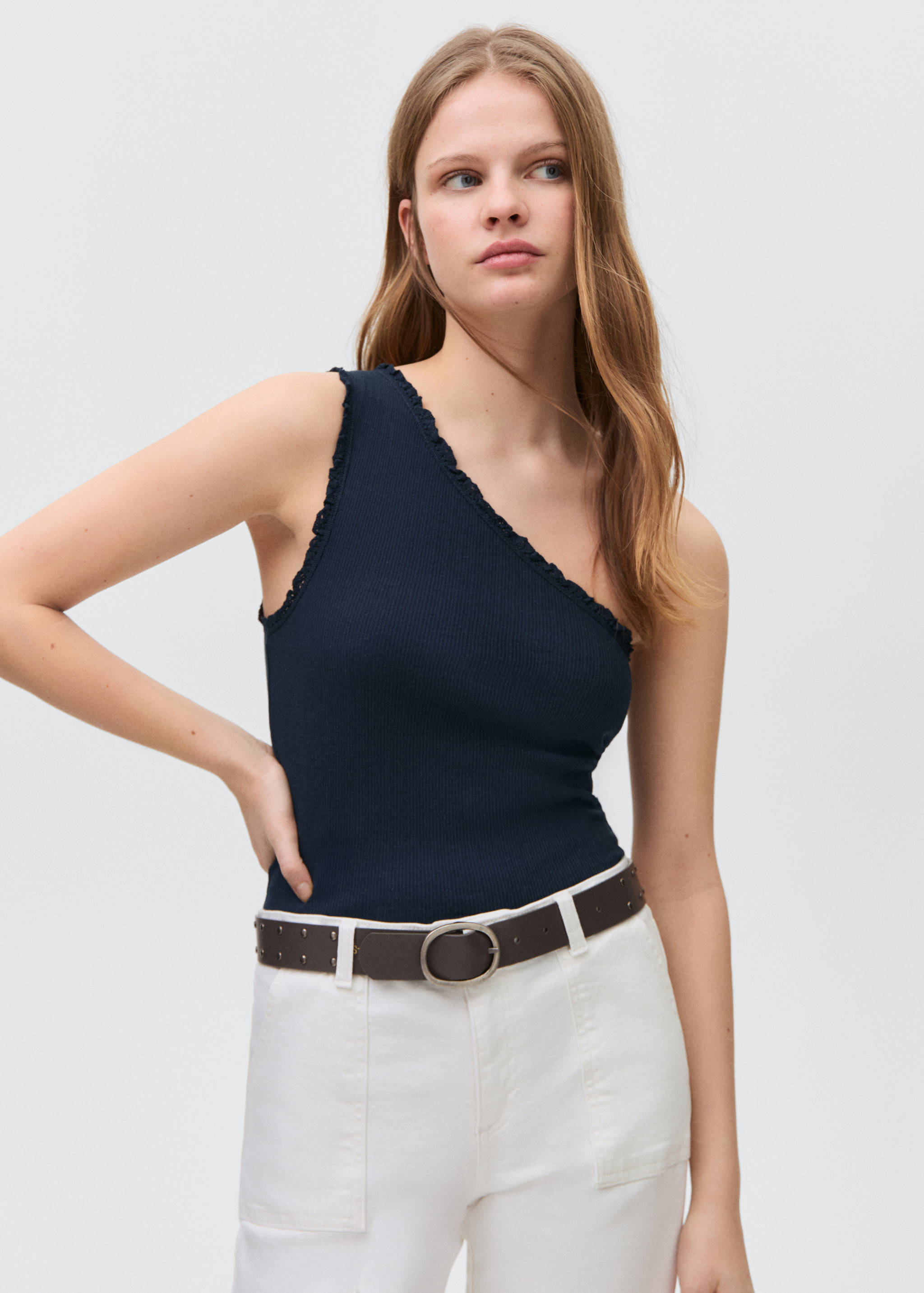 Top asimétrico blonda - Plano medio