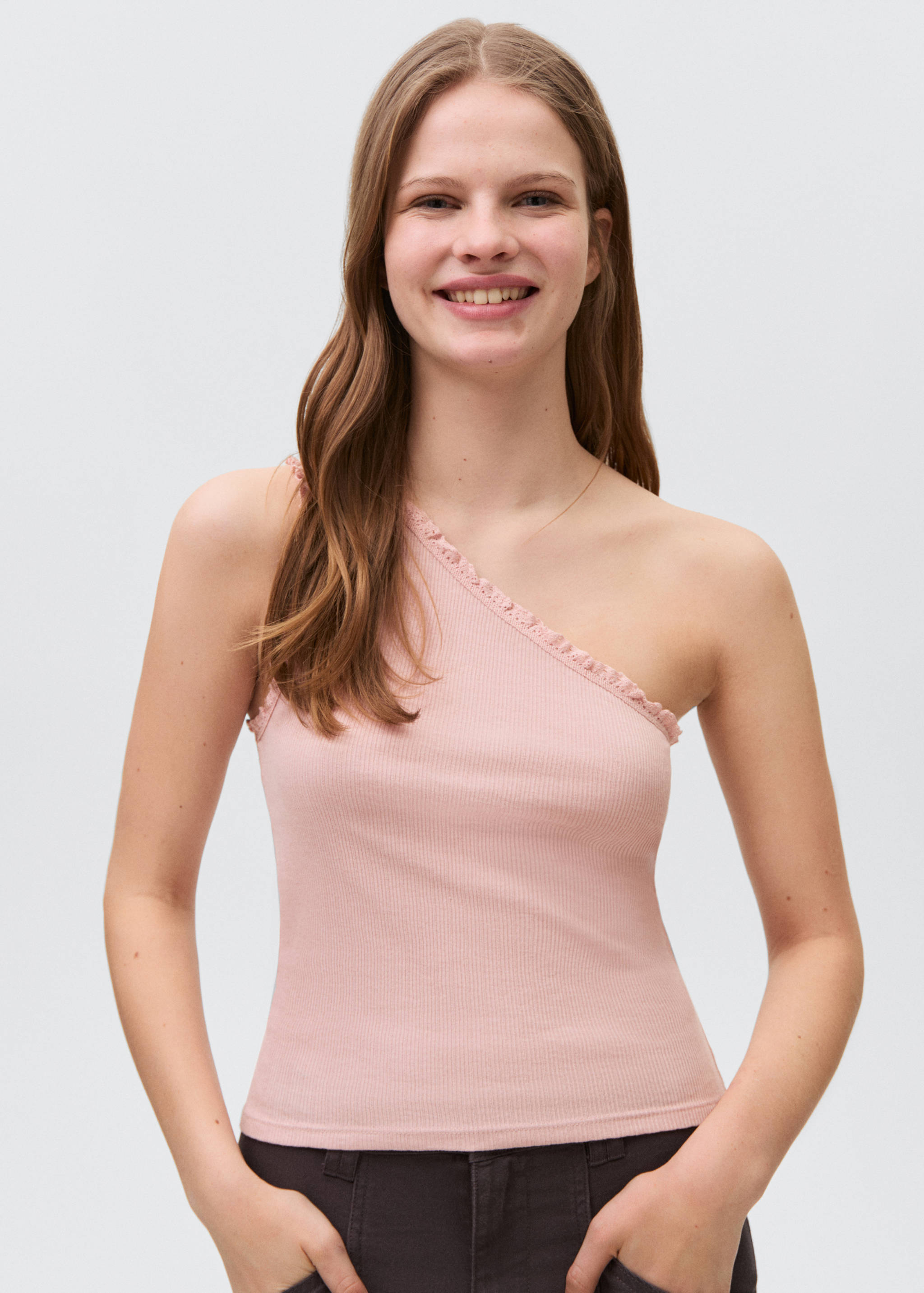 Top asimétrico blonda - Plano medio