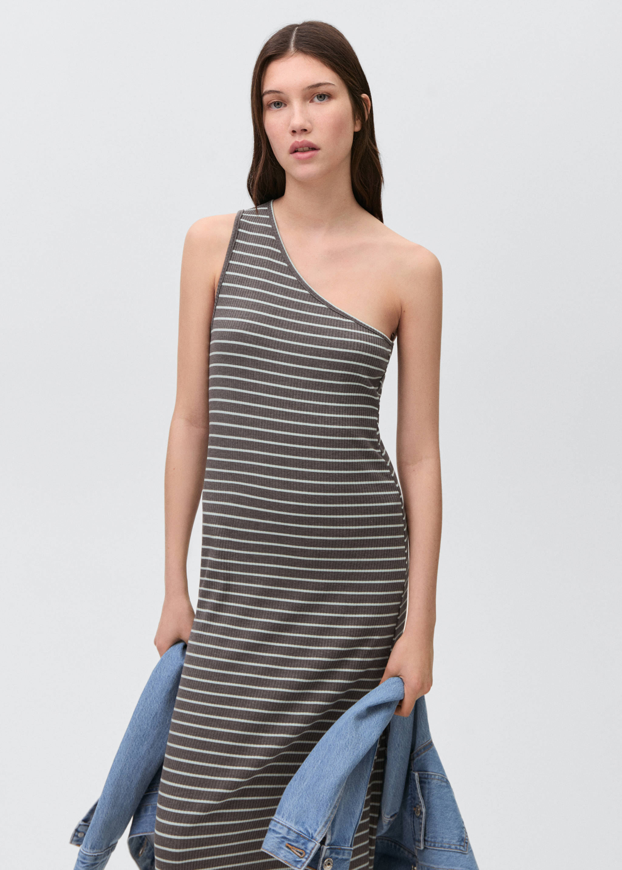 Vestido comprido assimétrico - Plano médio