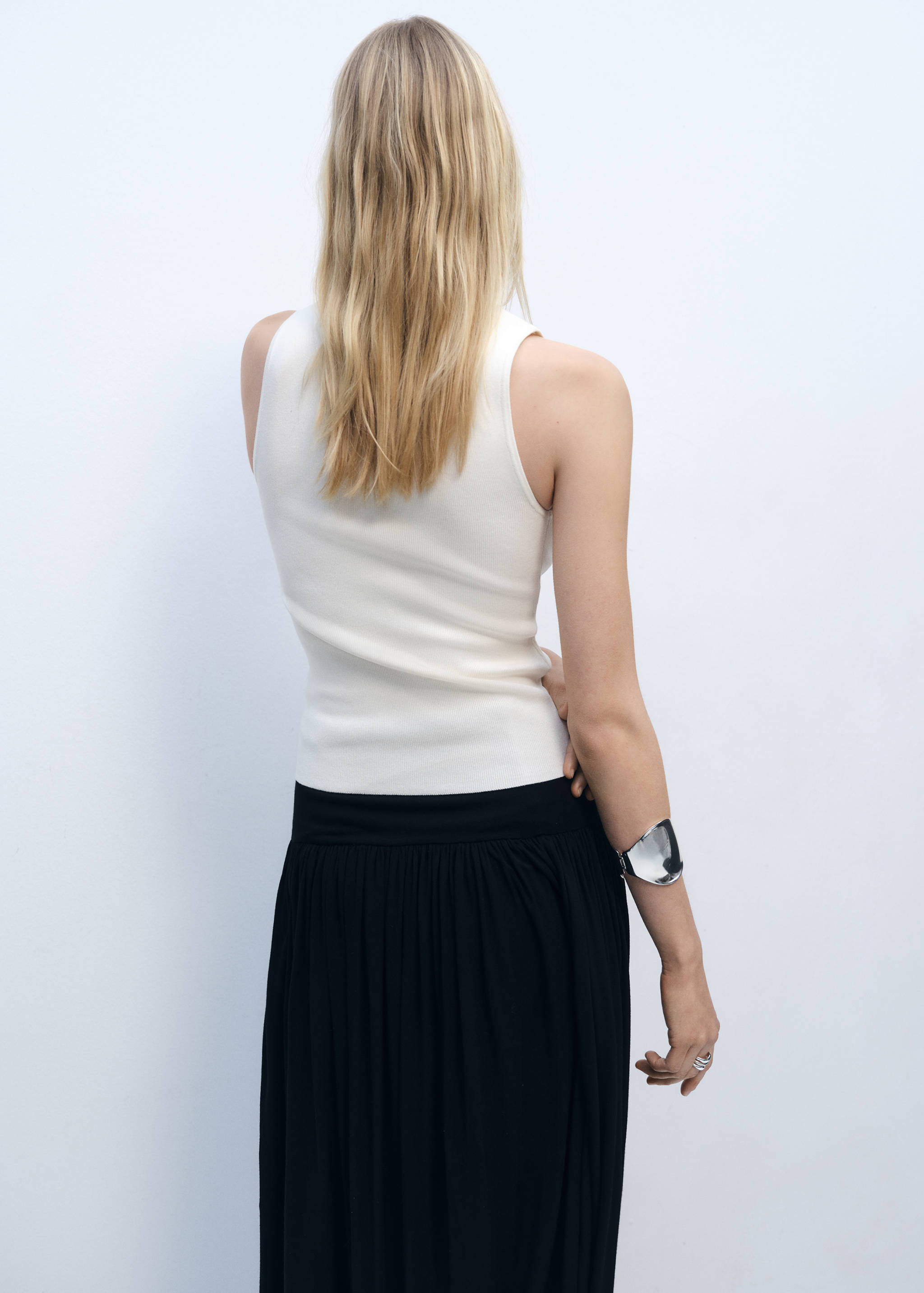 Sleeveless fitted knitted top - Reverse of the article