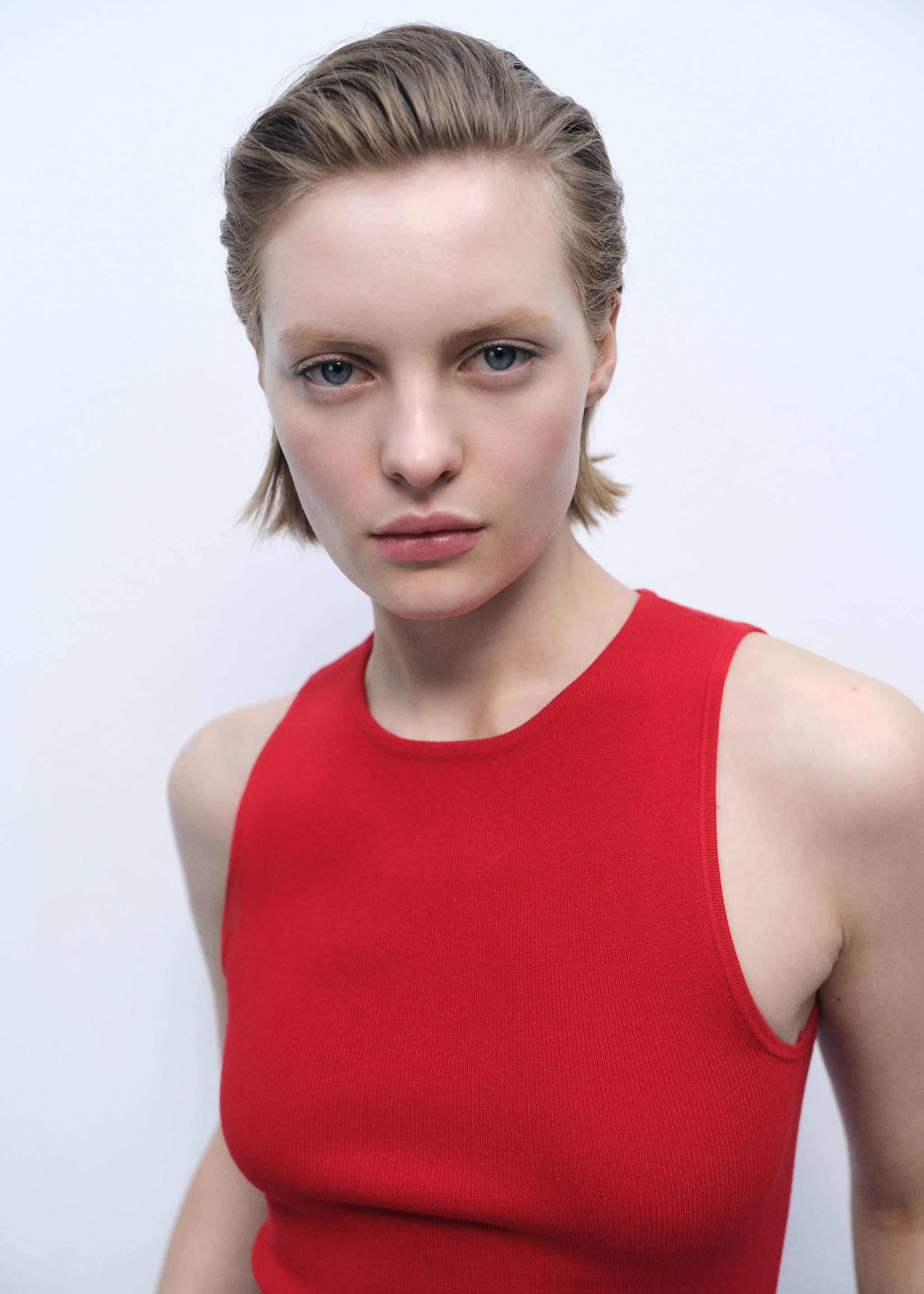 Sleeveless fitted knitted top - Details of the article 1