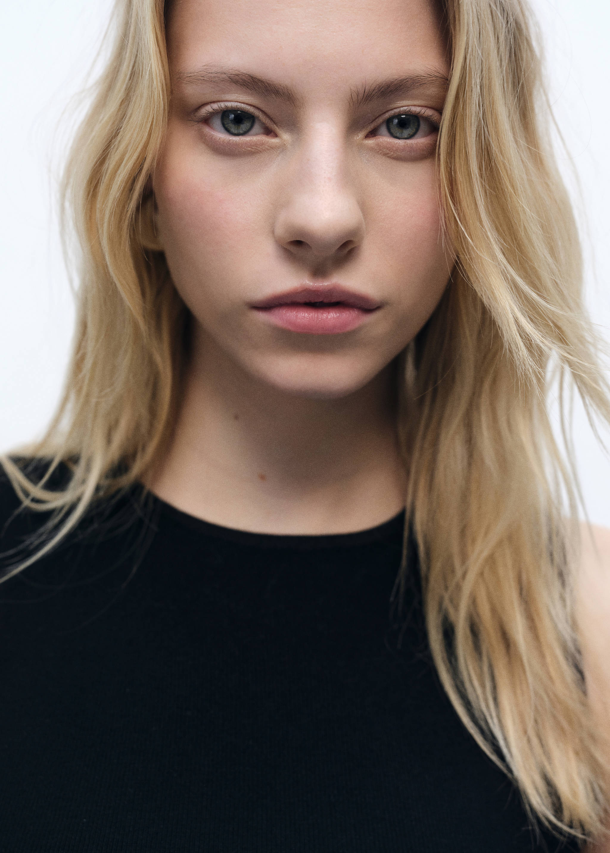 Top z dzianiny o taliowanym kroju bez rękawów - Szczegóły artykułu 1