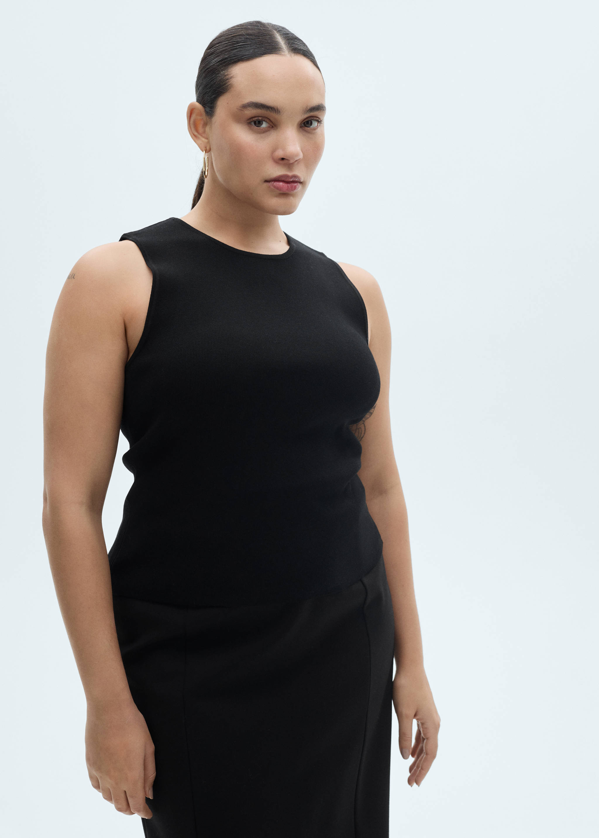 Top z dzianiny o taliowanym kroju bez rękawów - Szczegóły artykułu 5