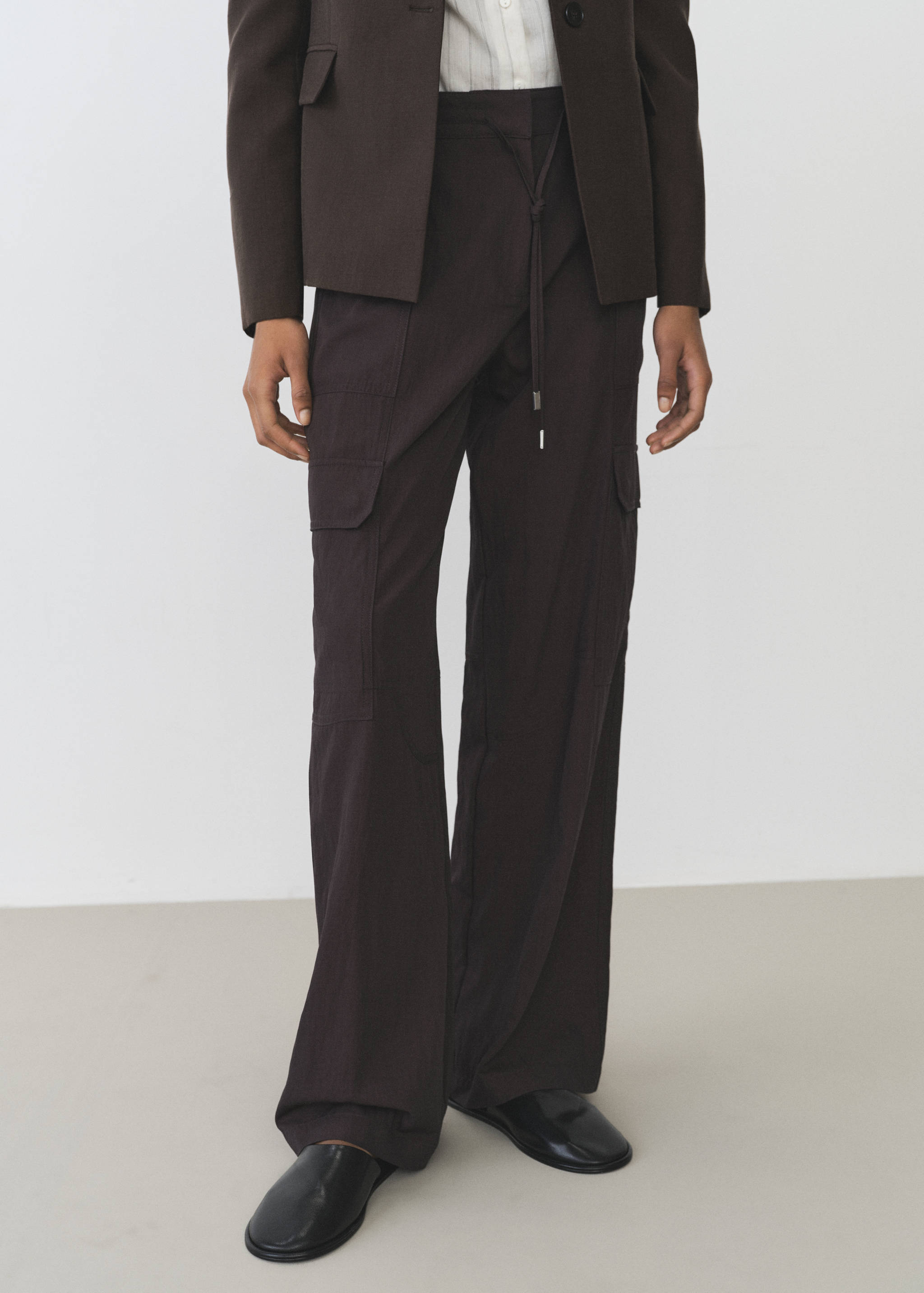 Мягкие брюки-карго - Средний план