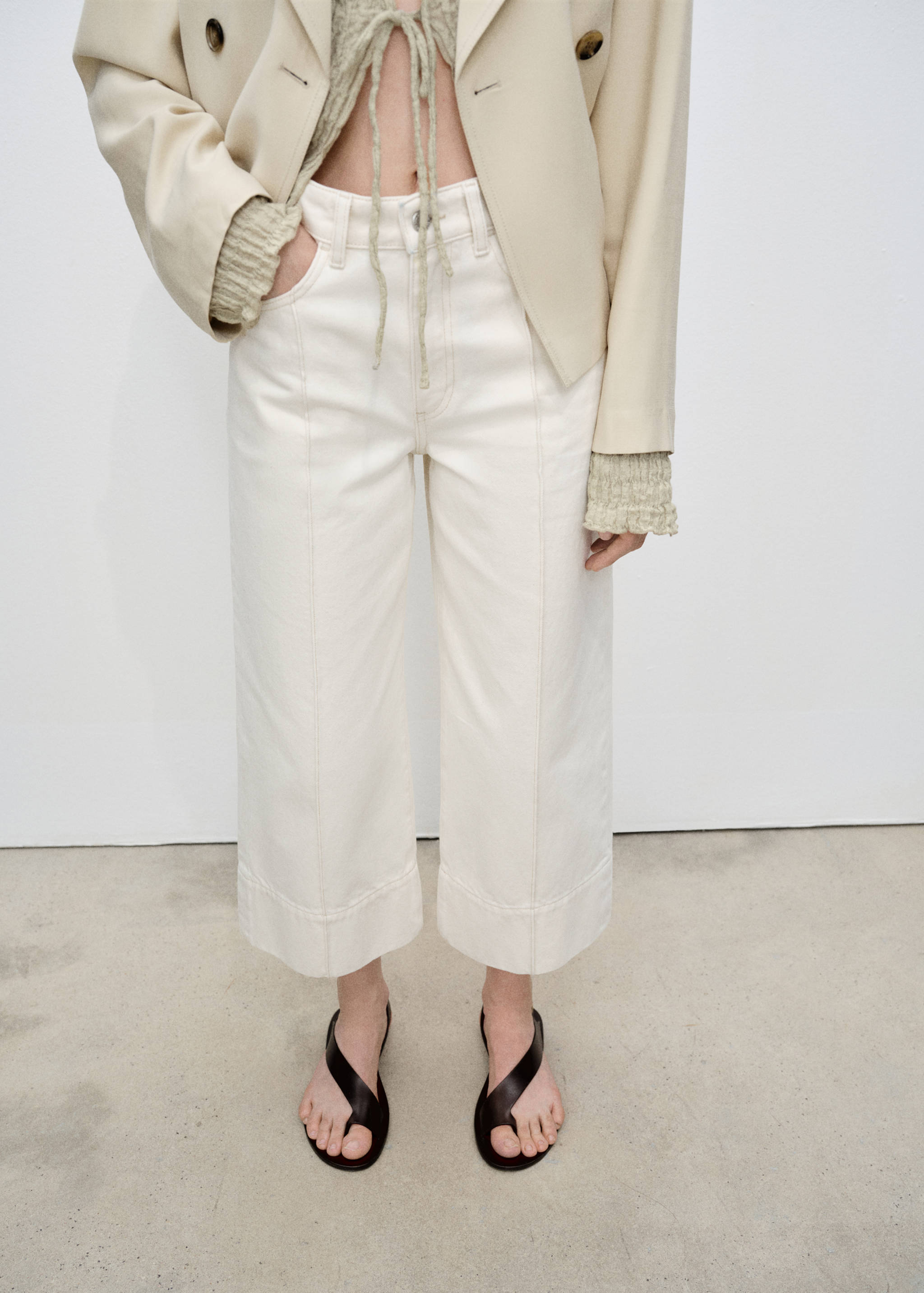 Wide leg cropped jeans with seam detail - Medium plane