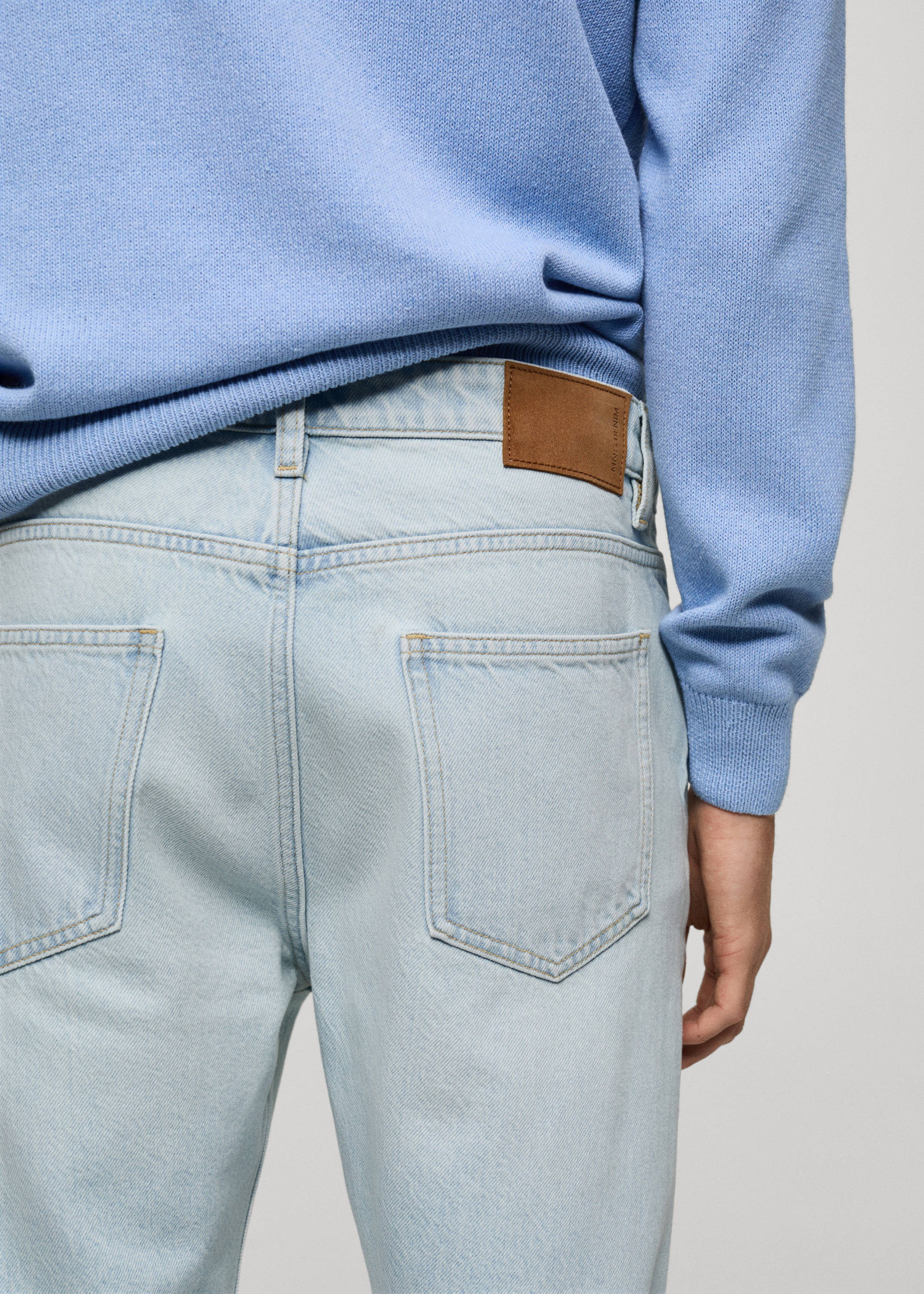 Cropped carrot-fit jeans - Details of the article 6