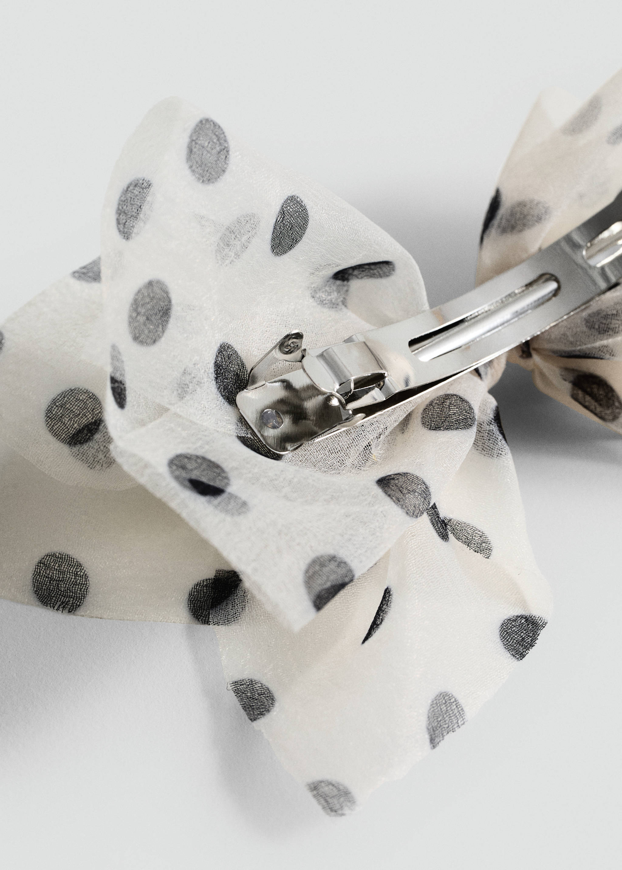 Haarspange mit gepunkteter Schleife - Mittlere Ansicht