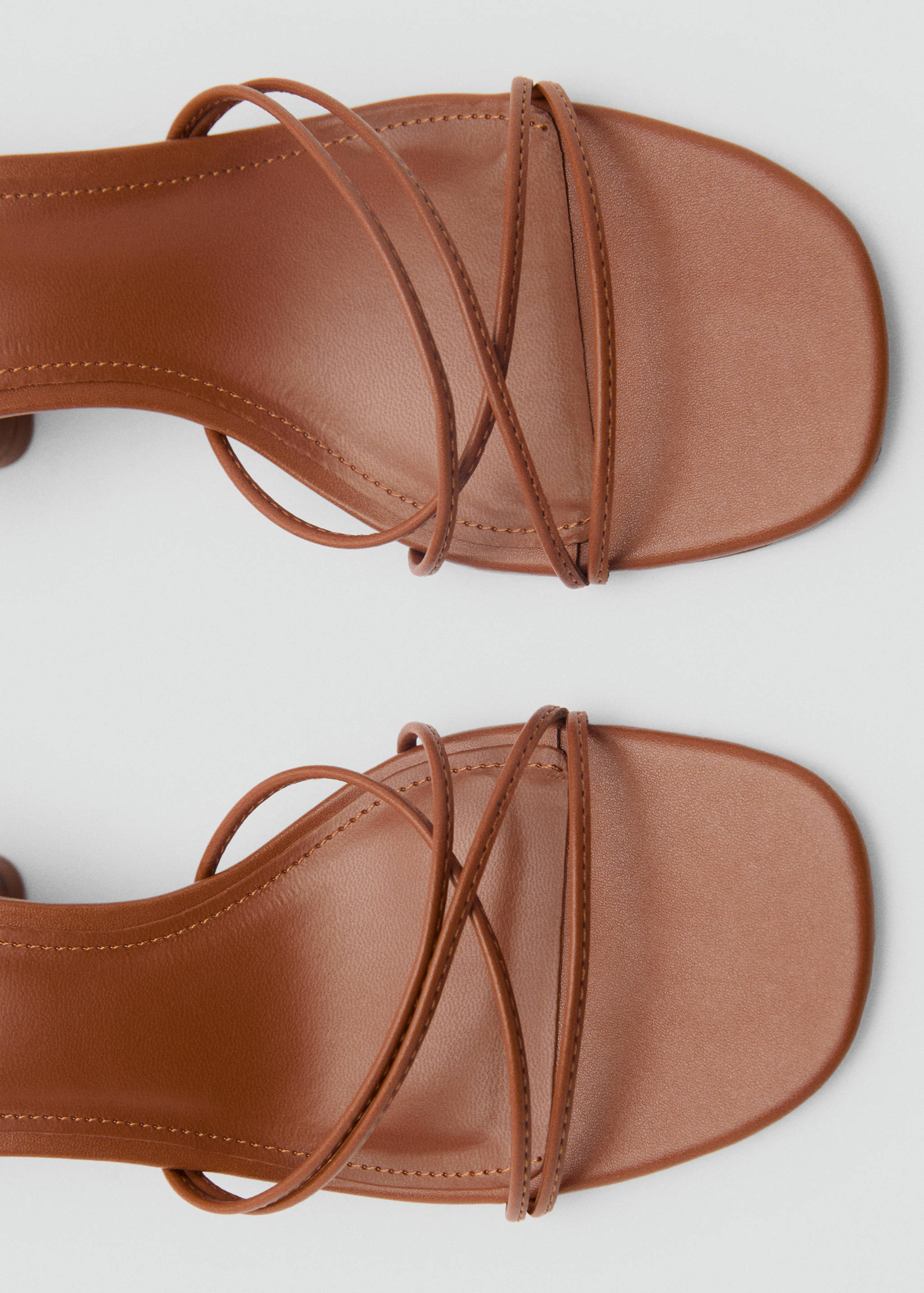 Heeled sandal with crossed straps - Details of the article 3