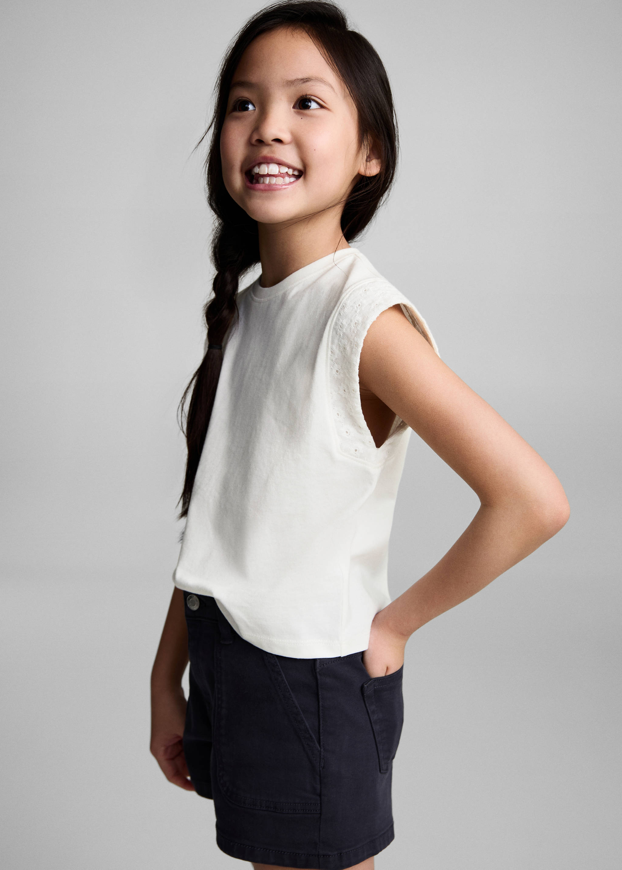 Camiseta detalle bordado - Plano medio