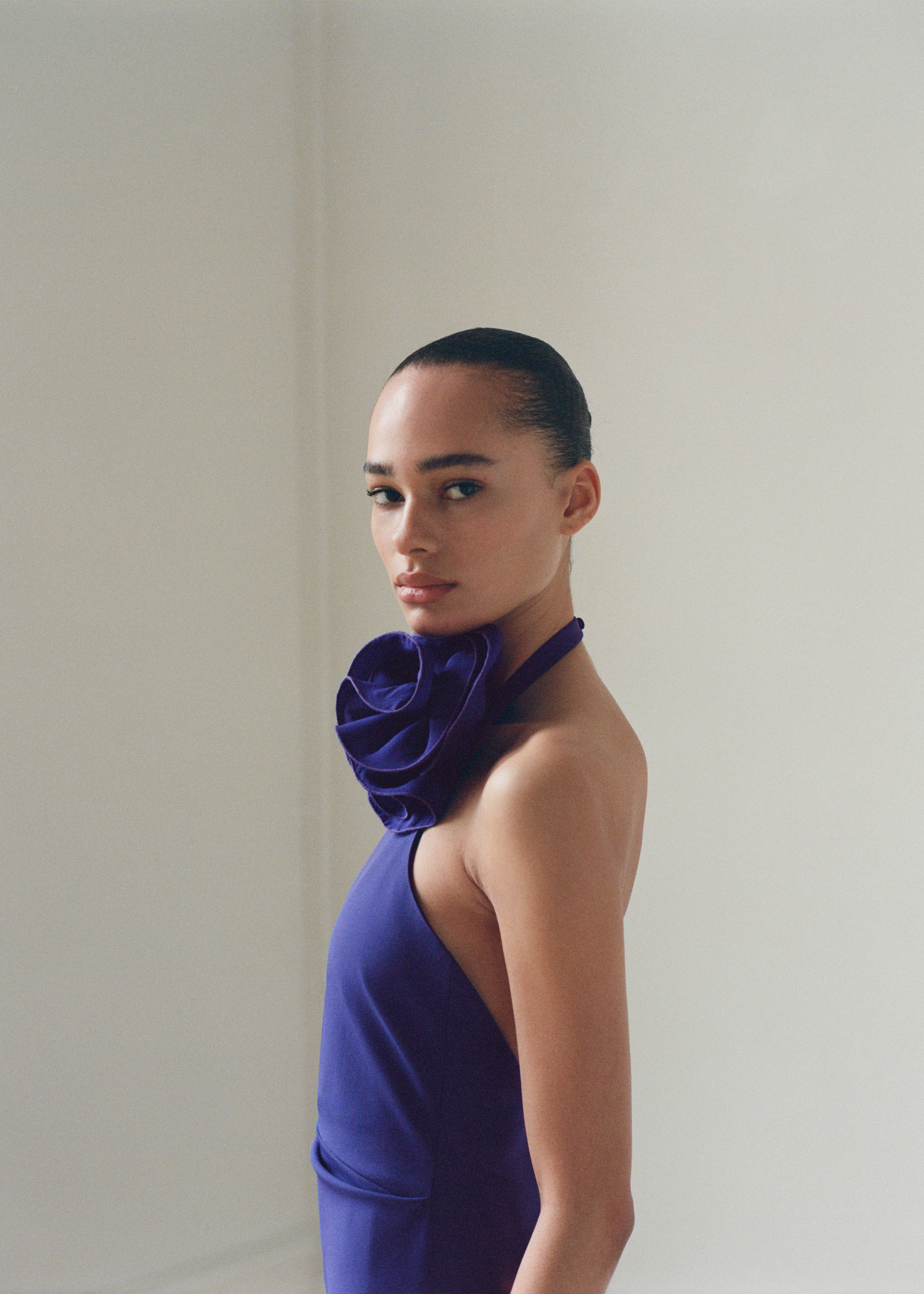 Draped halter-neck dress with flower motif - Details of the article 7