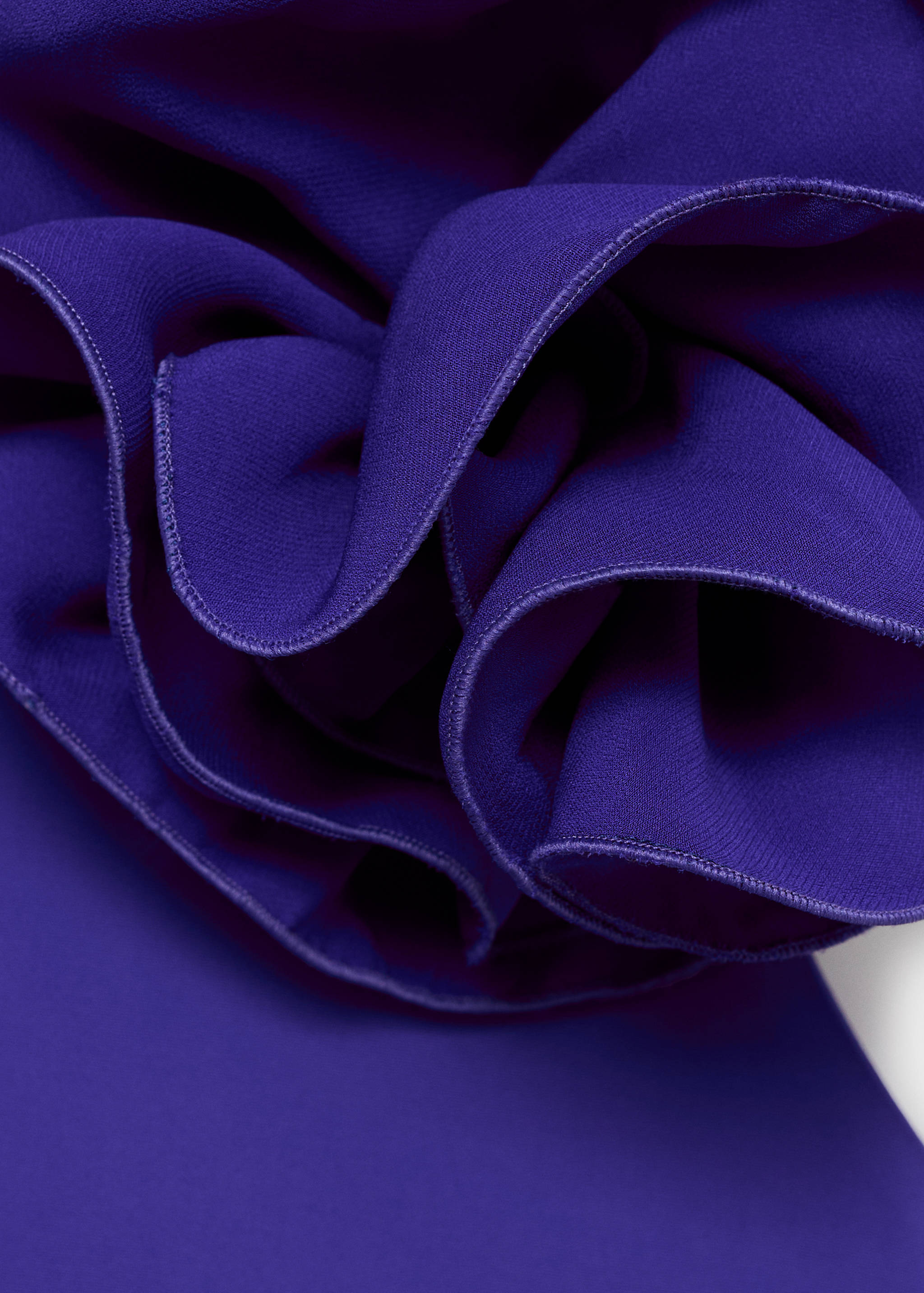 Draped halter-neck dress with flower motif - Details of the article 8