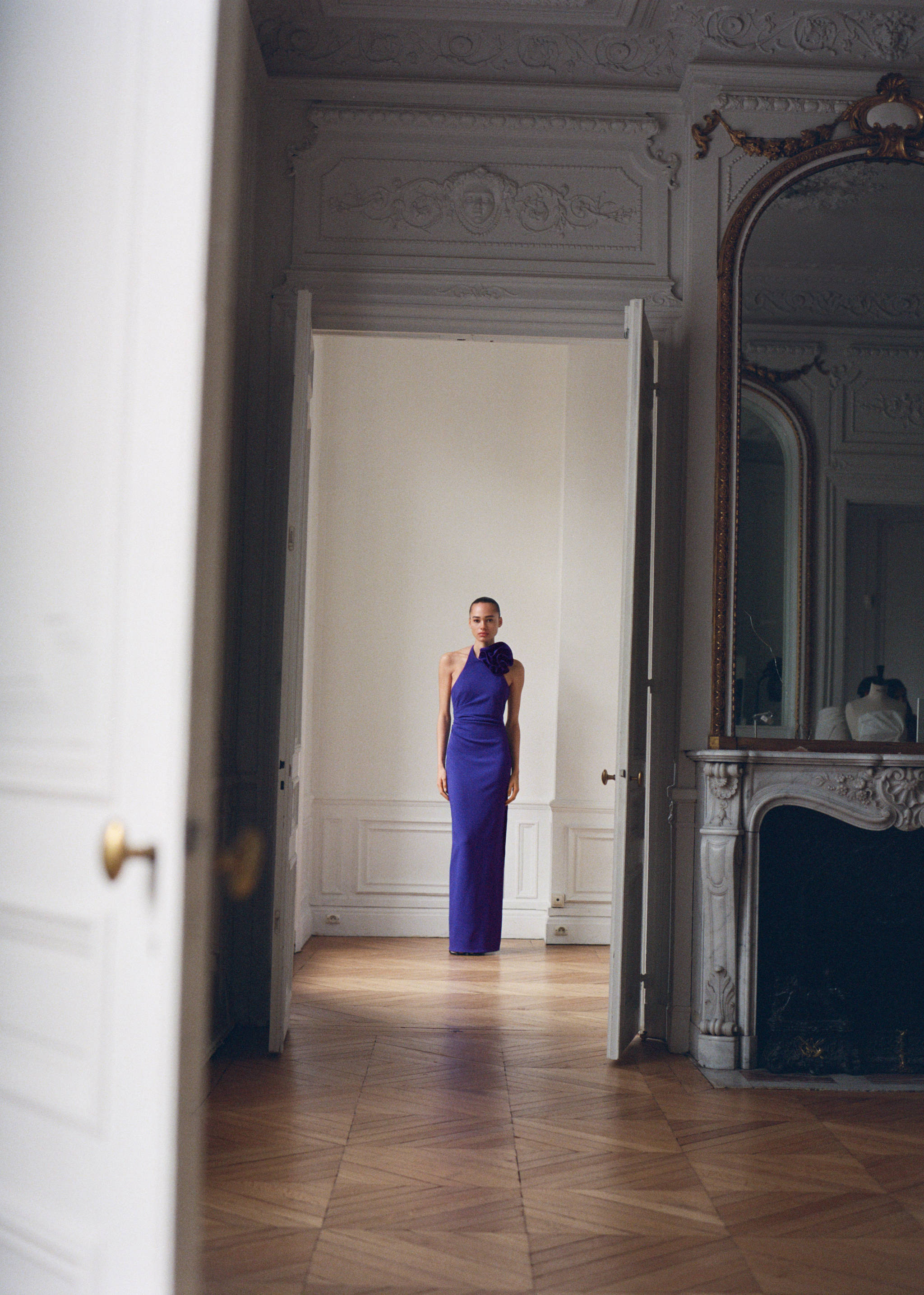 Draped halter-neck dress with flower motif - Details of the article 9