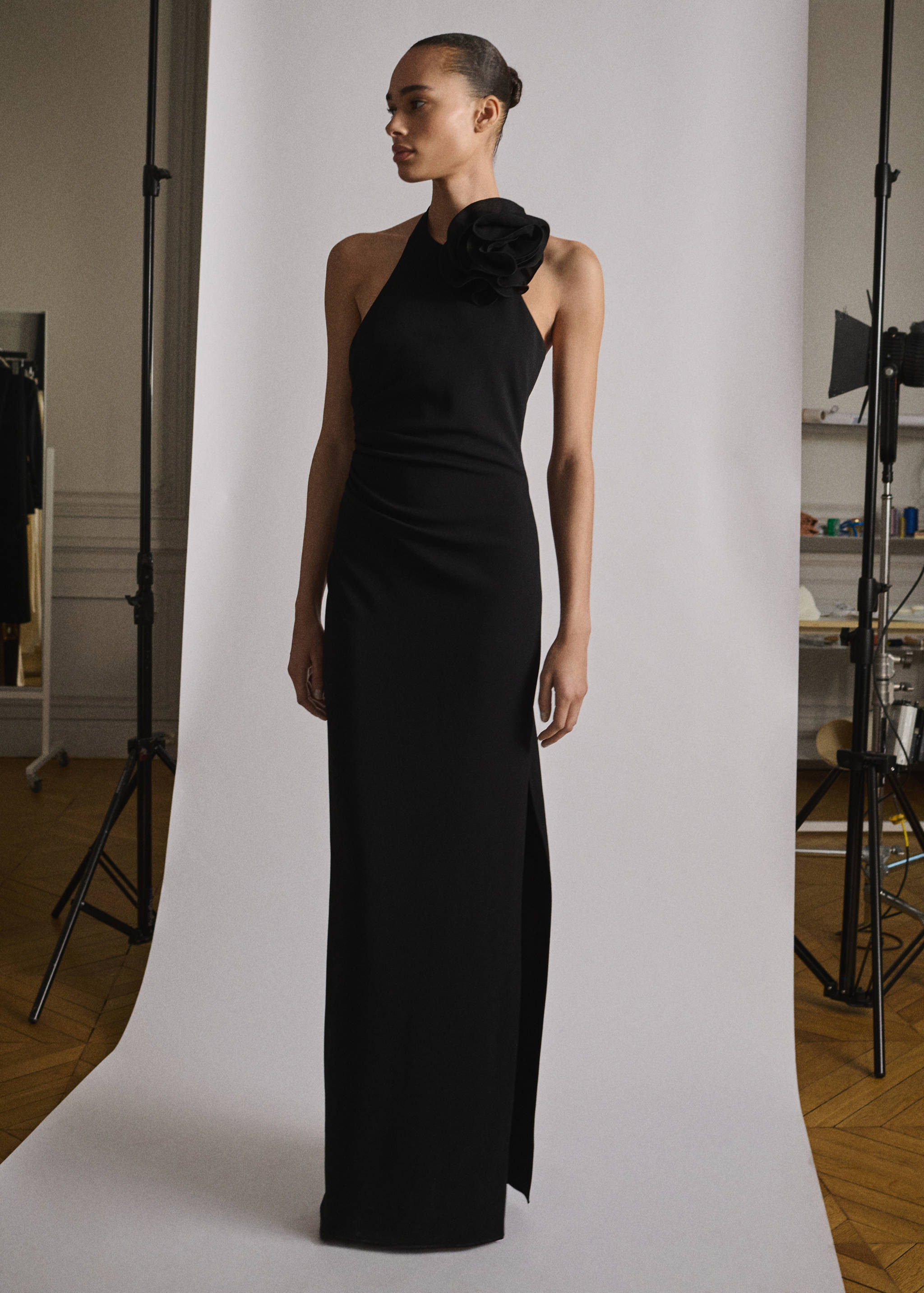 Draped halter-neck dress with flower motif - General plane