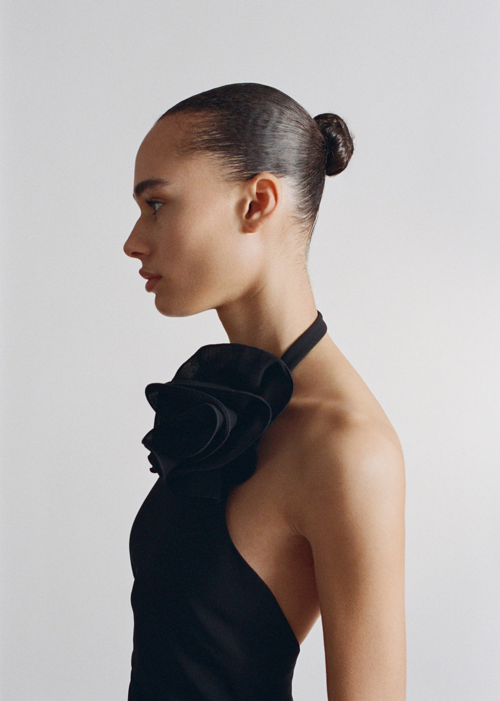 Draped halter-neck dress with flower motif - Details of the article 6