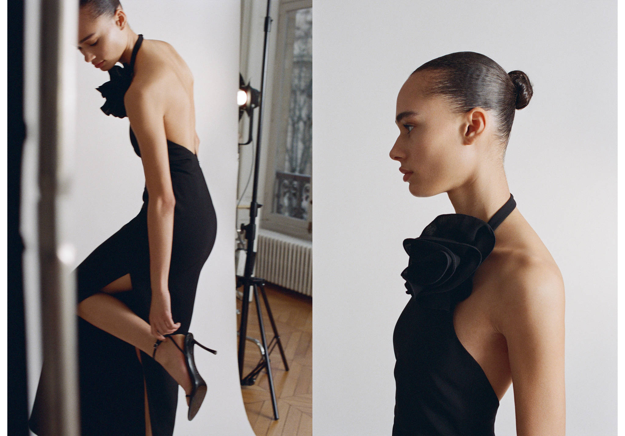 Vestido halter drapeado adorno flor - Plano panorámico