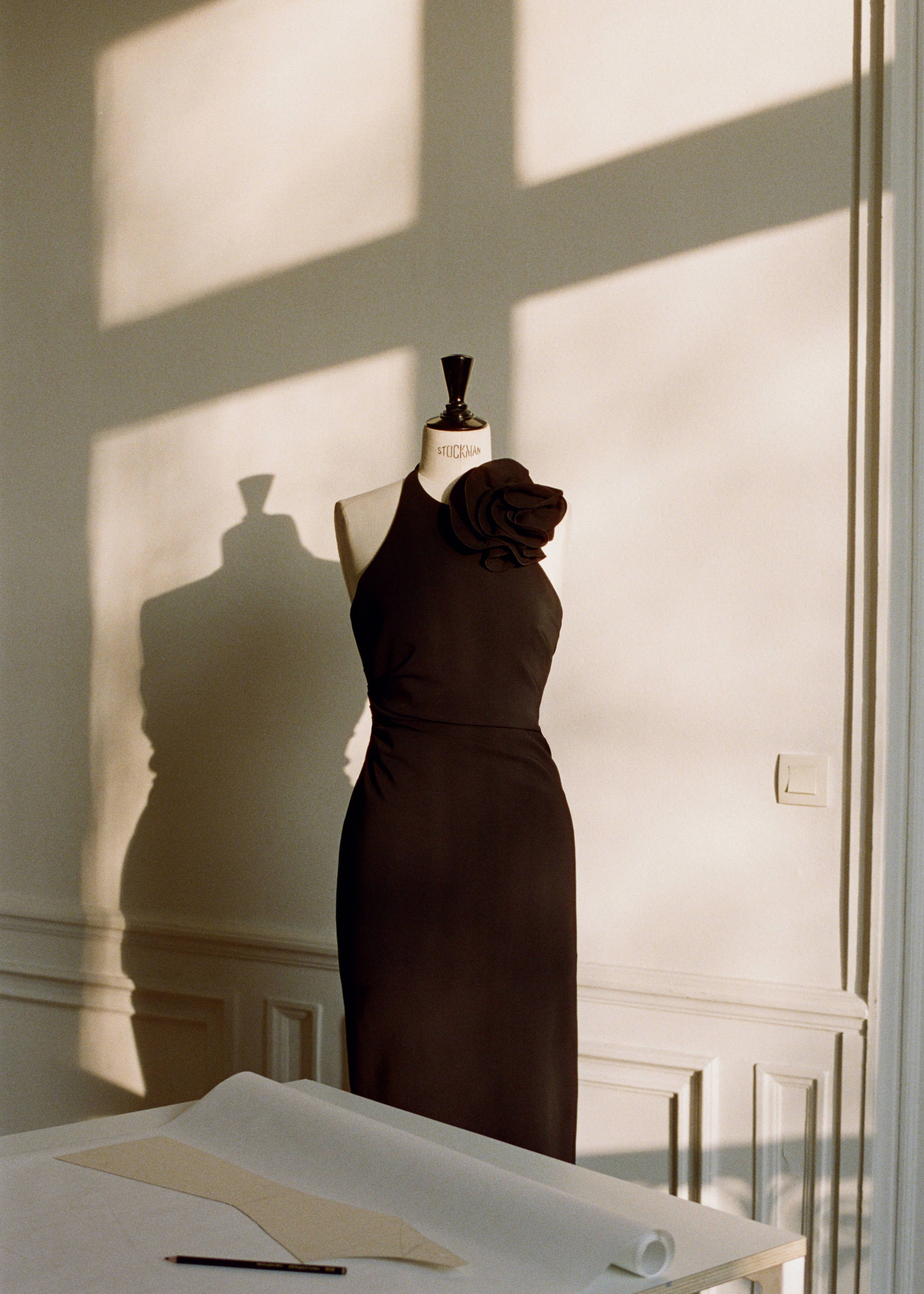 Draped halter-neck dress with flower motif - Details of the article 7