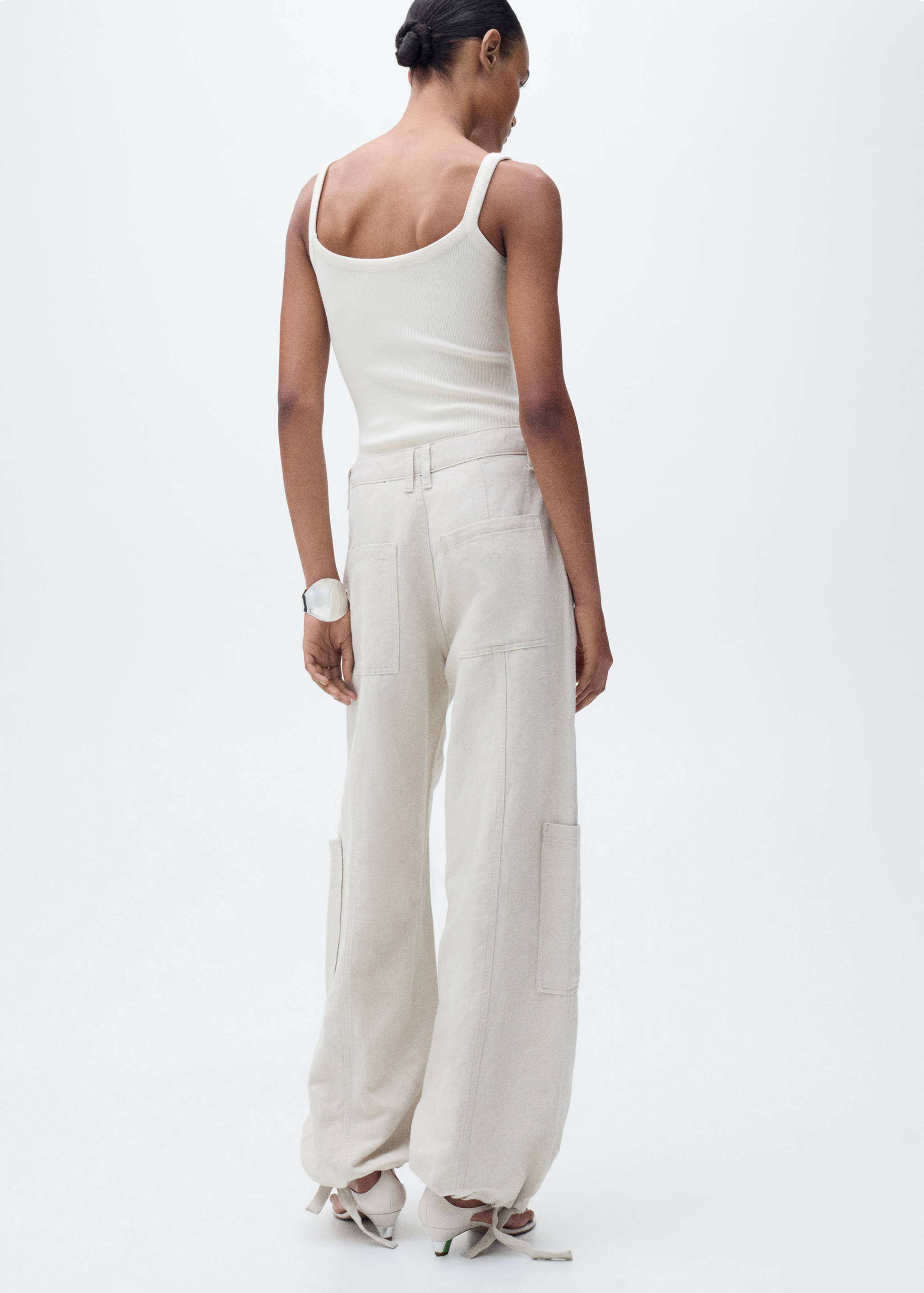 Linen cargo trousers with puffed hem - Reverse of the article