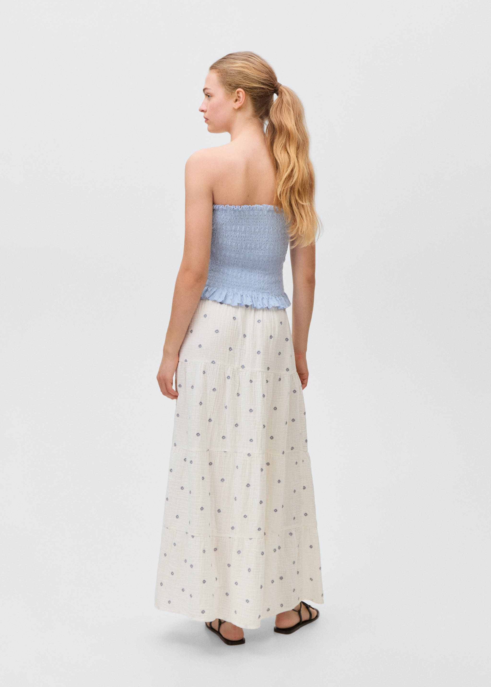 Ausgestellter Rock mit Stickereien - Rückseite des Artikels