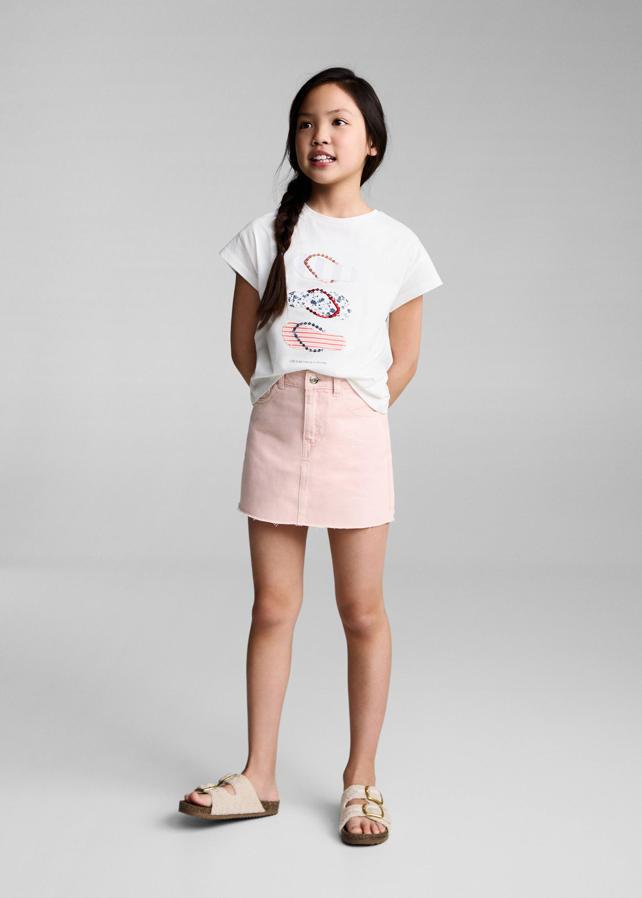 Falda vaquera bajo deshilachado - Plano general