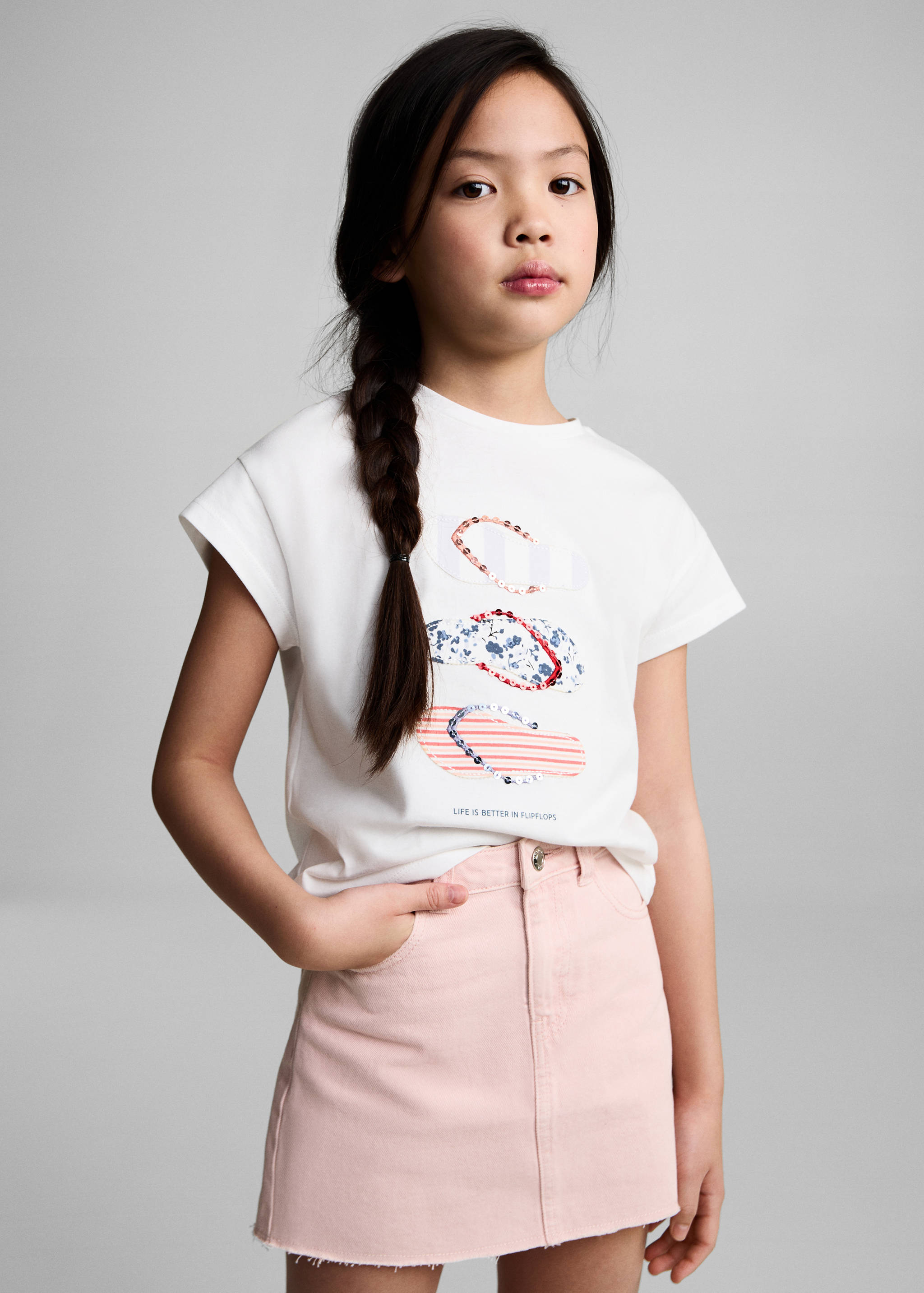 Falda vaquera bajo deshilachado - Plano medio