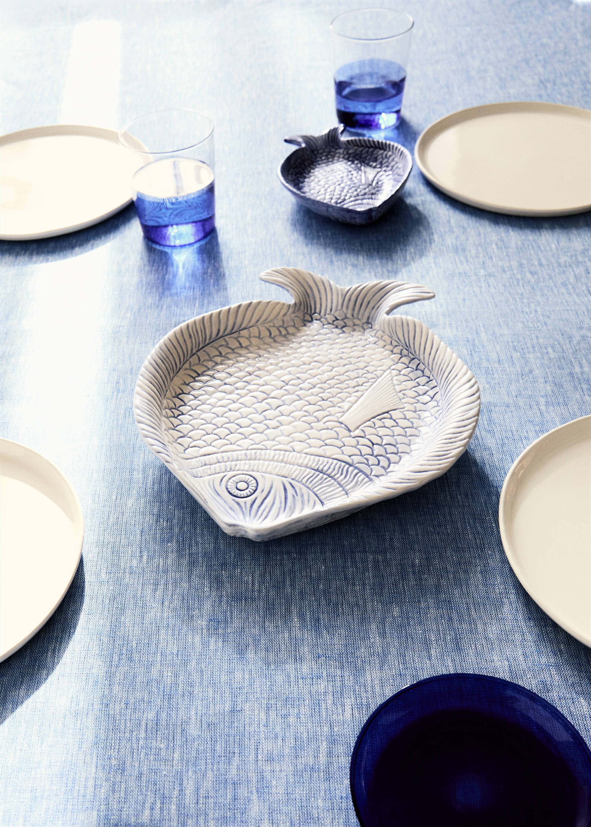 Duży półmisek z kamionki z wypukłym wzorem - Plan ogólny