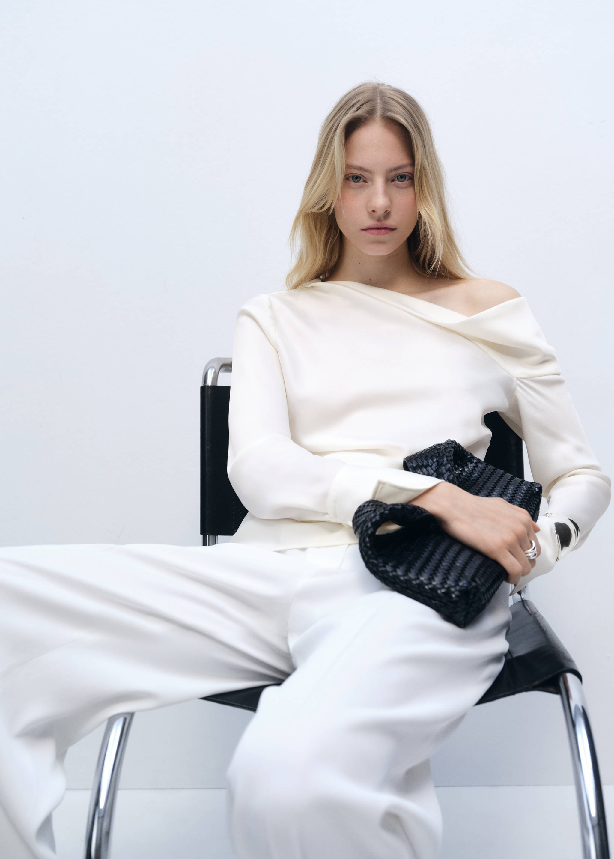 Blusa acetinada com gola drapeada - Pormenor do artigo 2