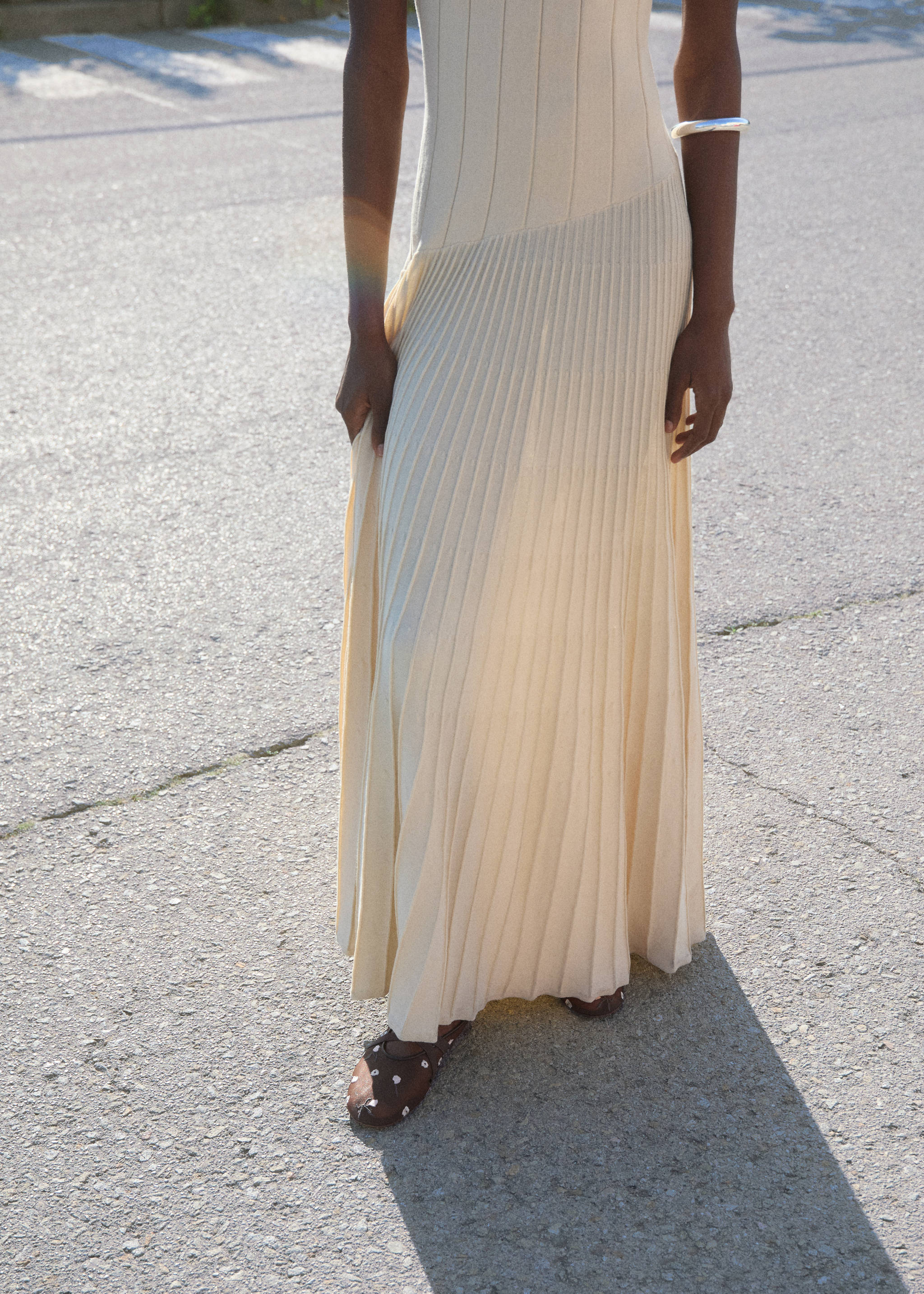 Ballerina flats with cross straps with embroidered flowers - General plane