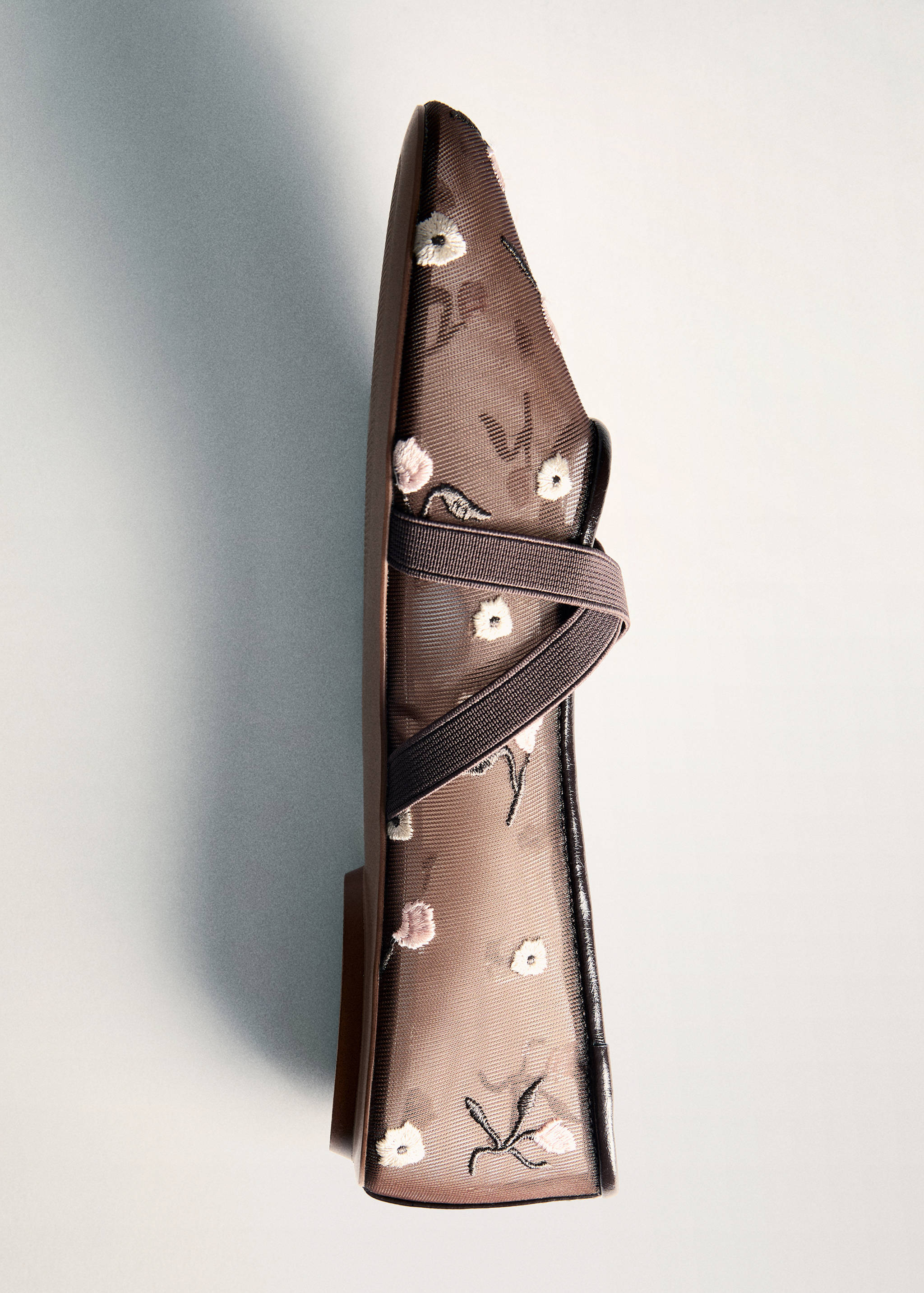 Ballerina flats with cross straps with embroidered flowers - Details of the article 5