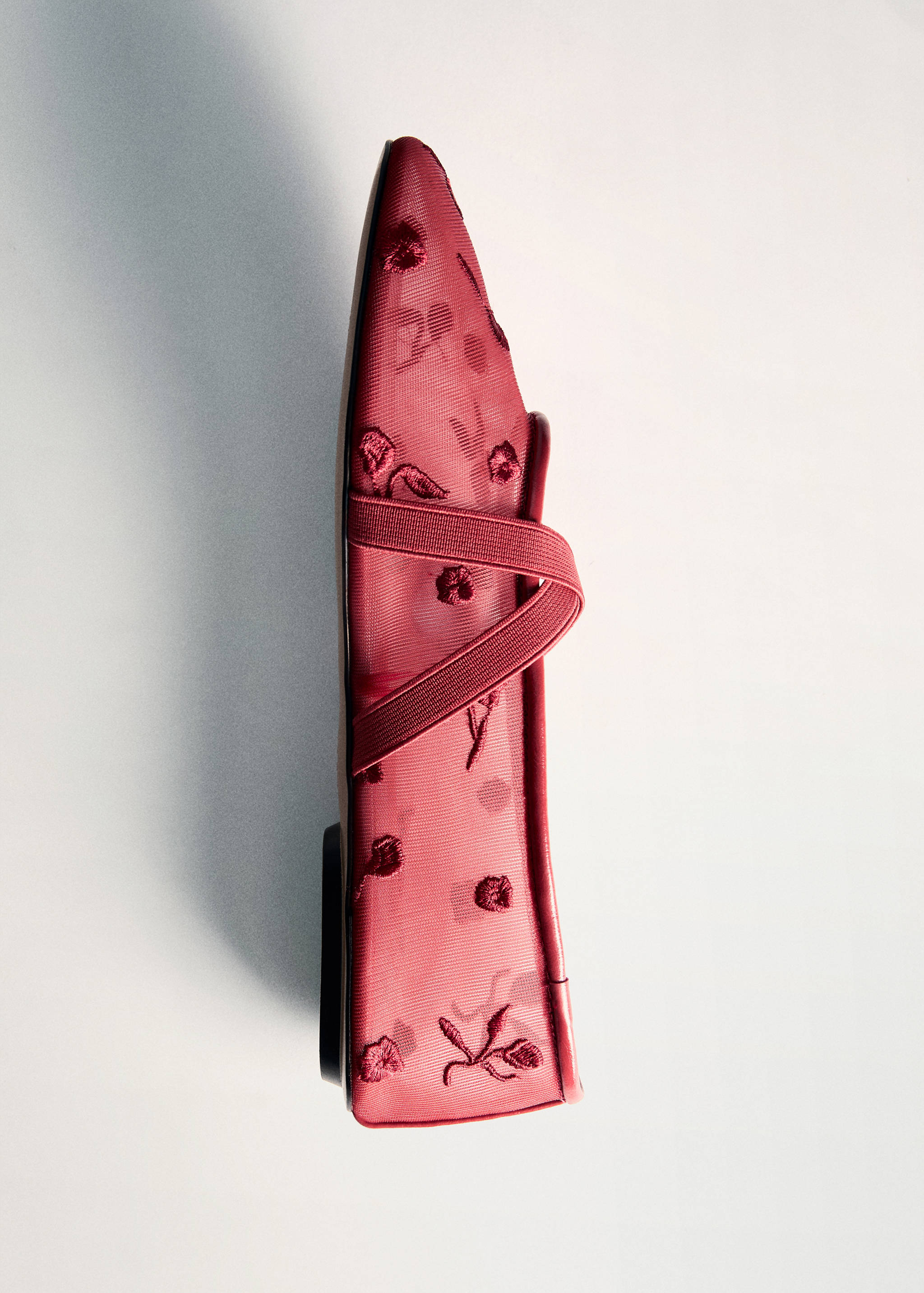 Ballerina flats with cross straps with embroidered flowers - Details of the article 5