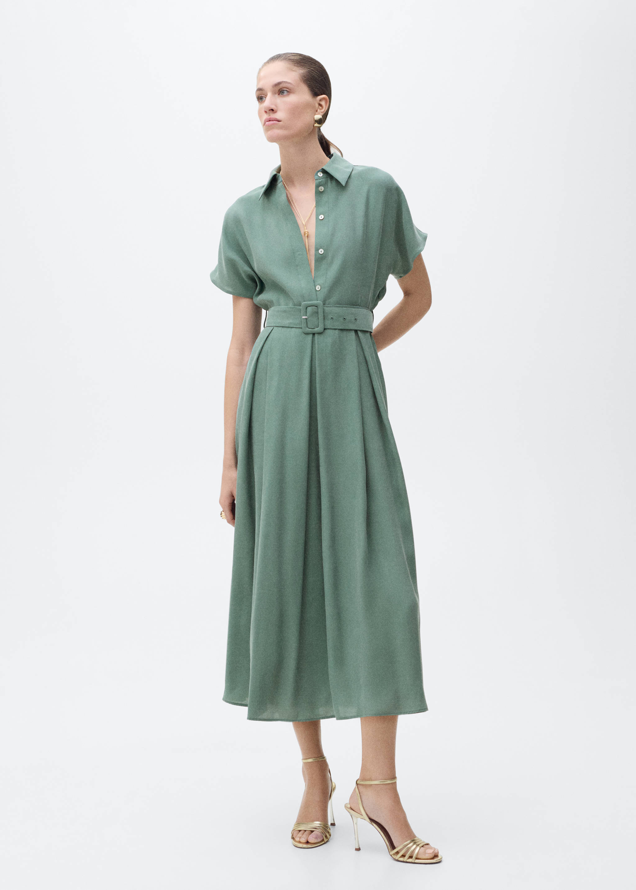 Vestido midi evasê com cinto - Plano geral