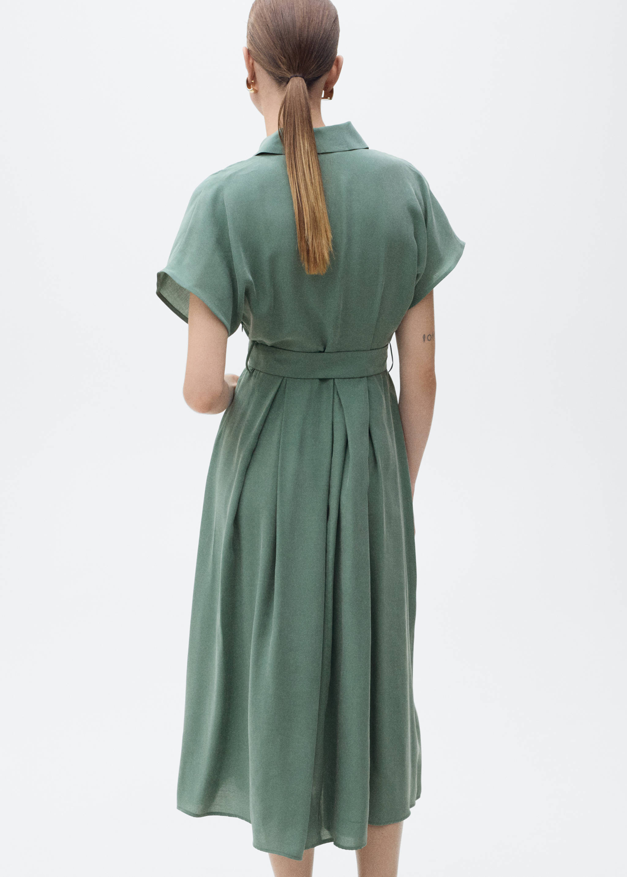 Vestido midi evasê com cinto - Verso do artigo