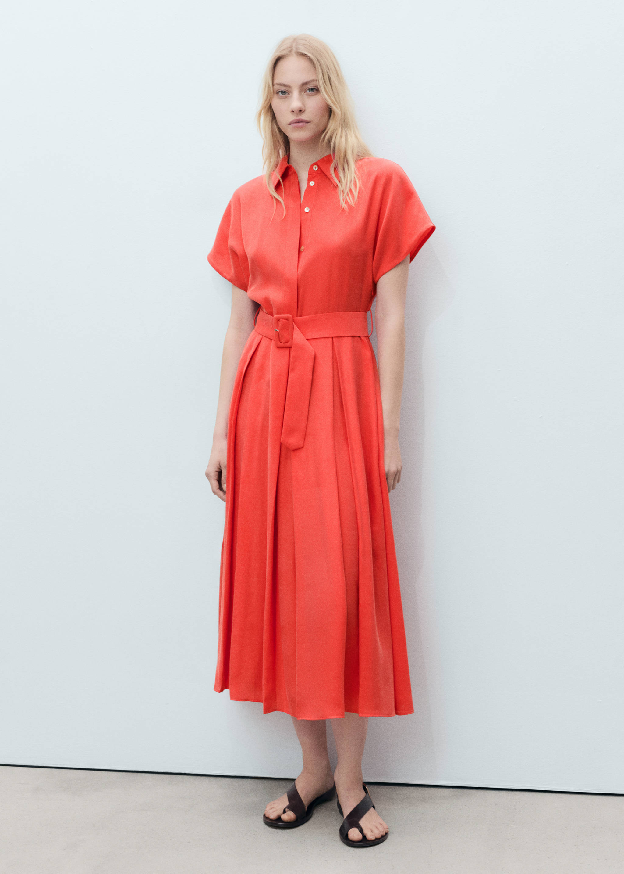 Vestido midi evasê com cinto - Plano geral