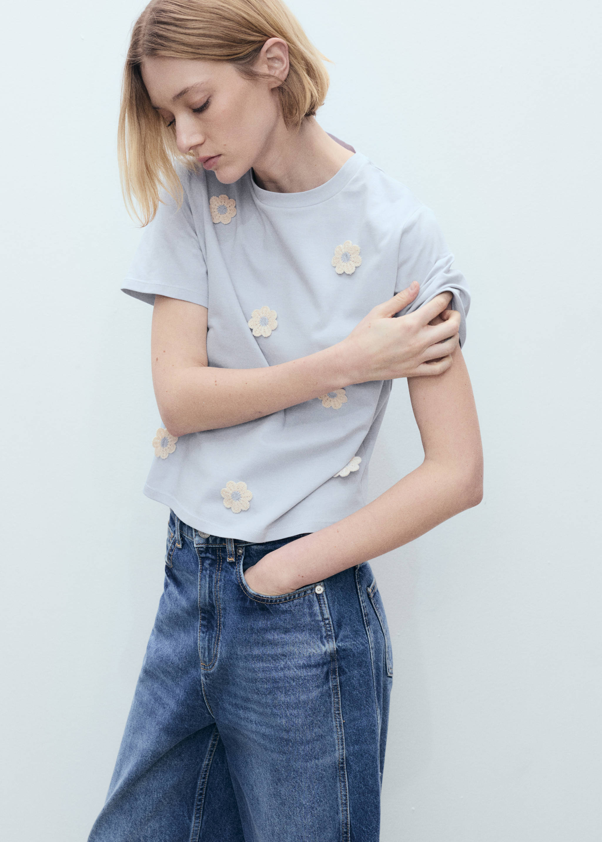 Cotton T-shirt with flower detail - Medium plane