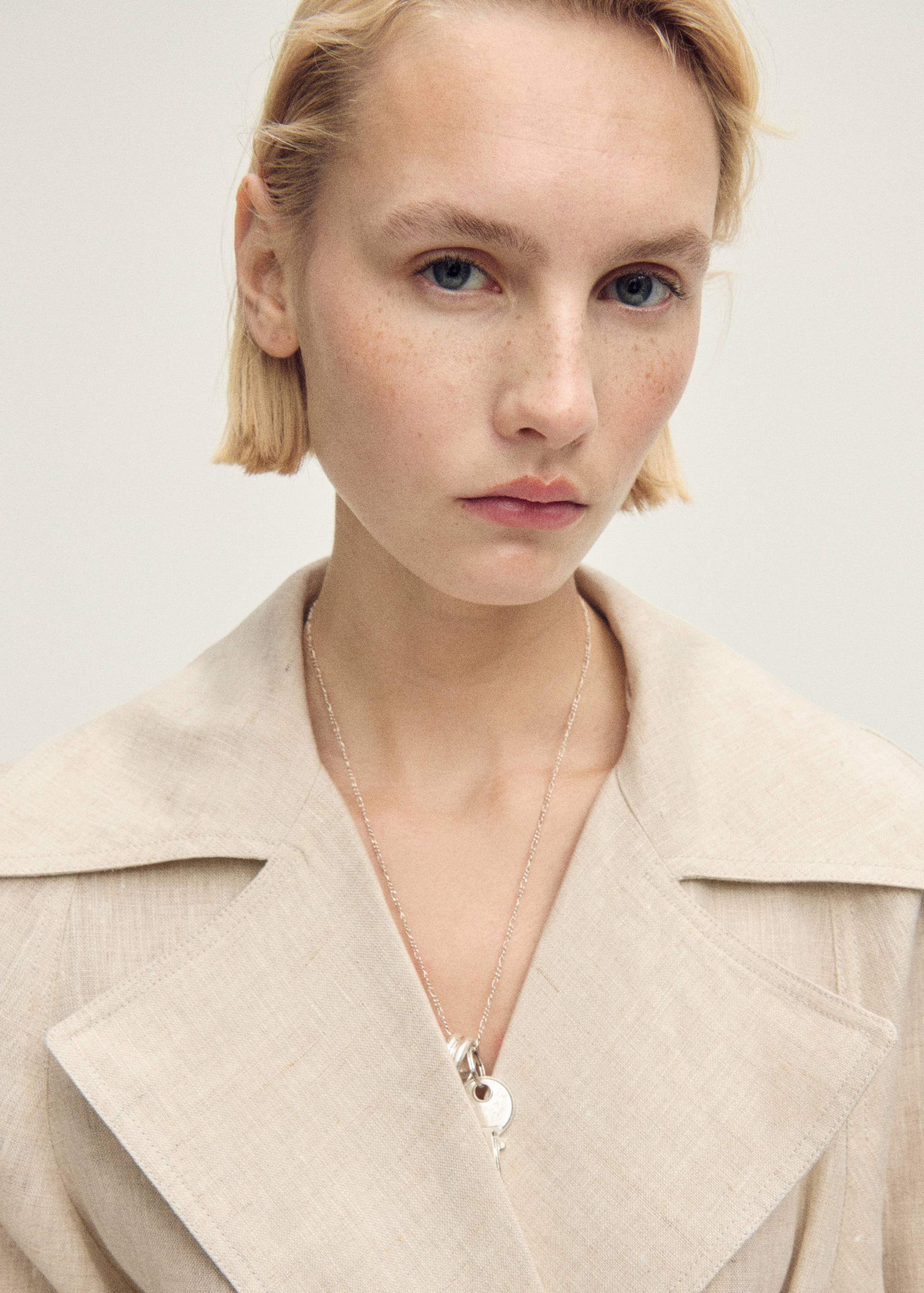 Trench-coat en lin à revers prononcés - Détail de l'article 1