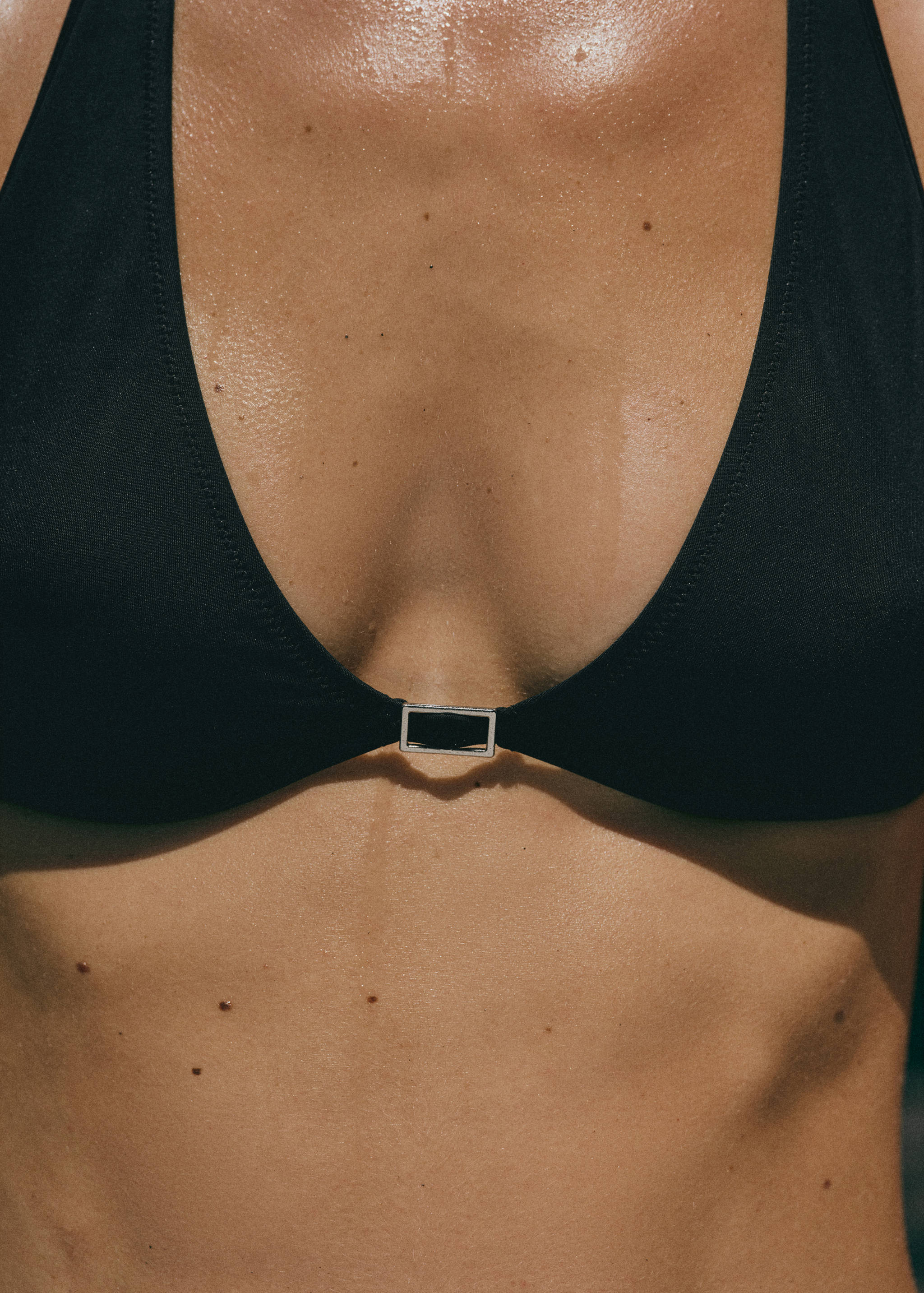 Top bikini halter detalle hebilla - Plano medio