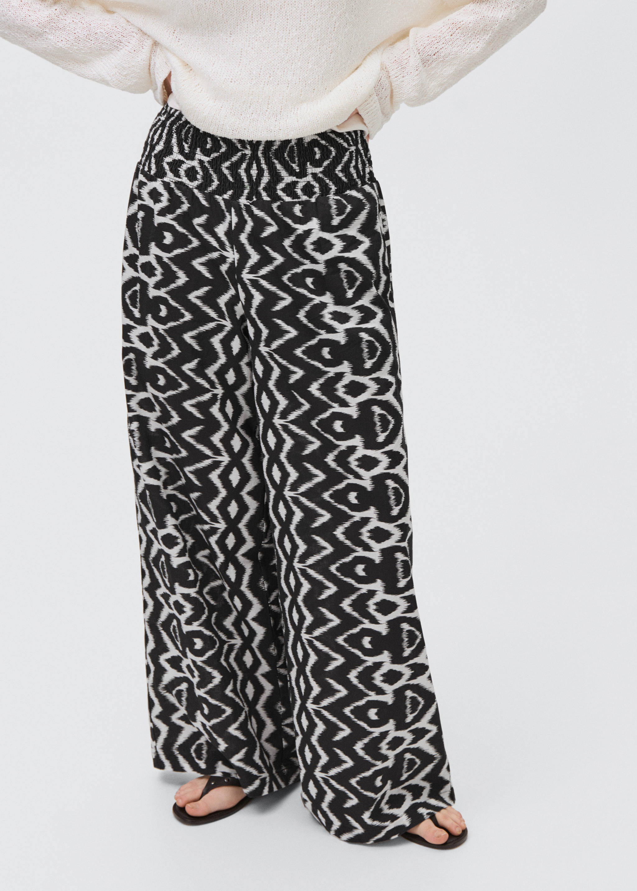 Прямые брюки с принтом - Средний план