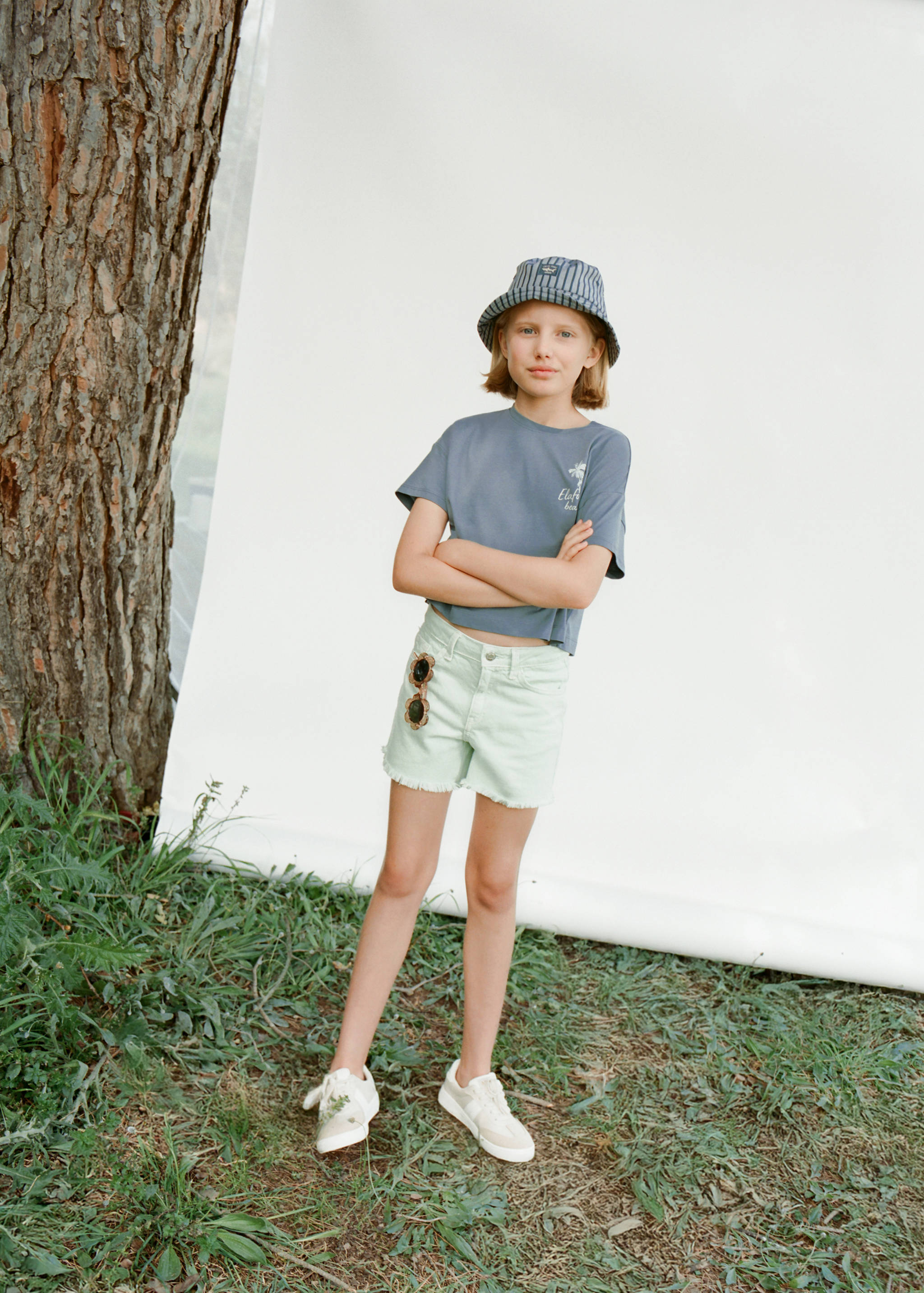 Denim shorts with frayed hem - Details of the article 6